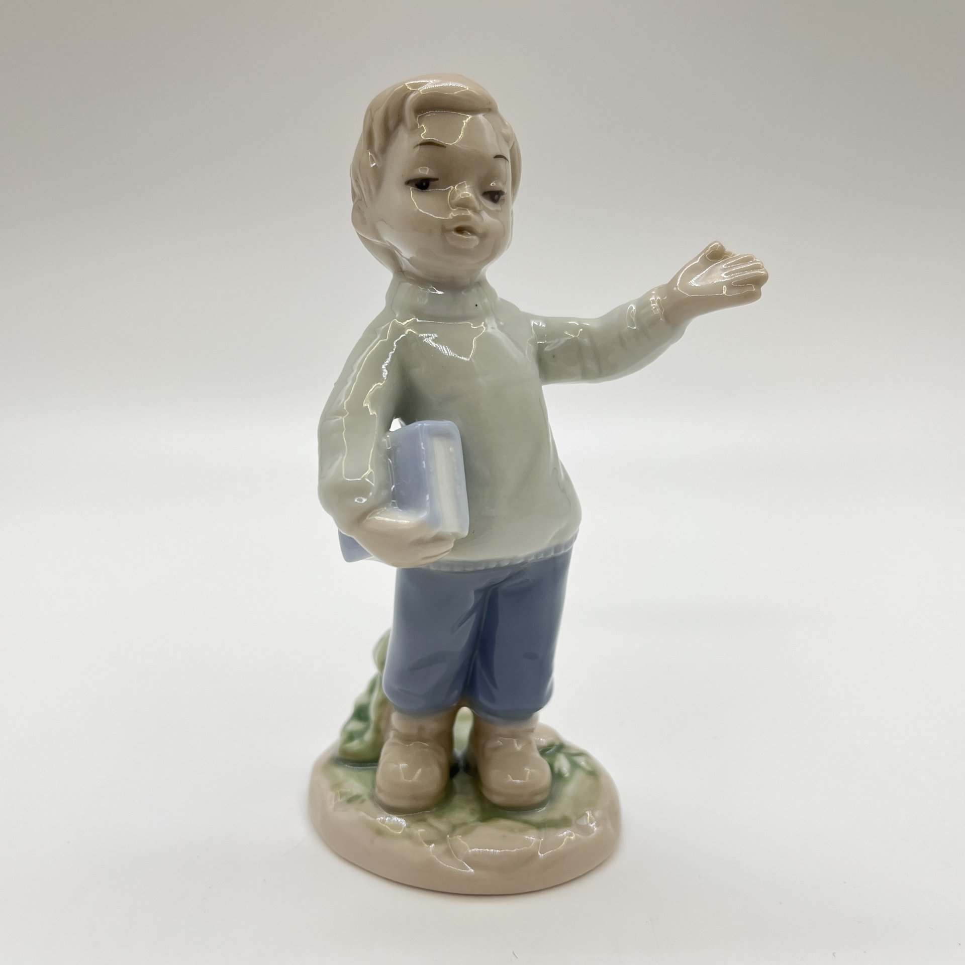 Статуэтка "Книга - лучший друг", фарфор, Pavone, Италия, 2025 г.