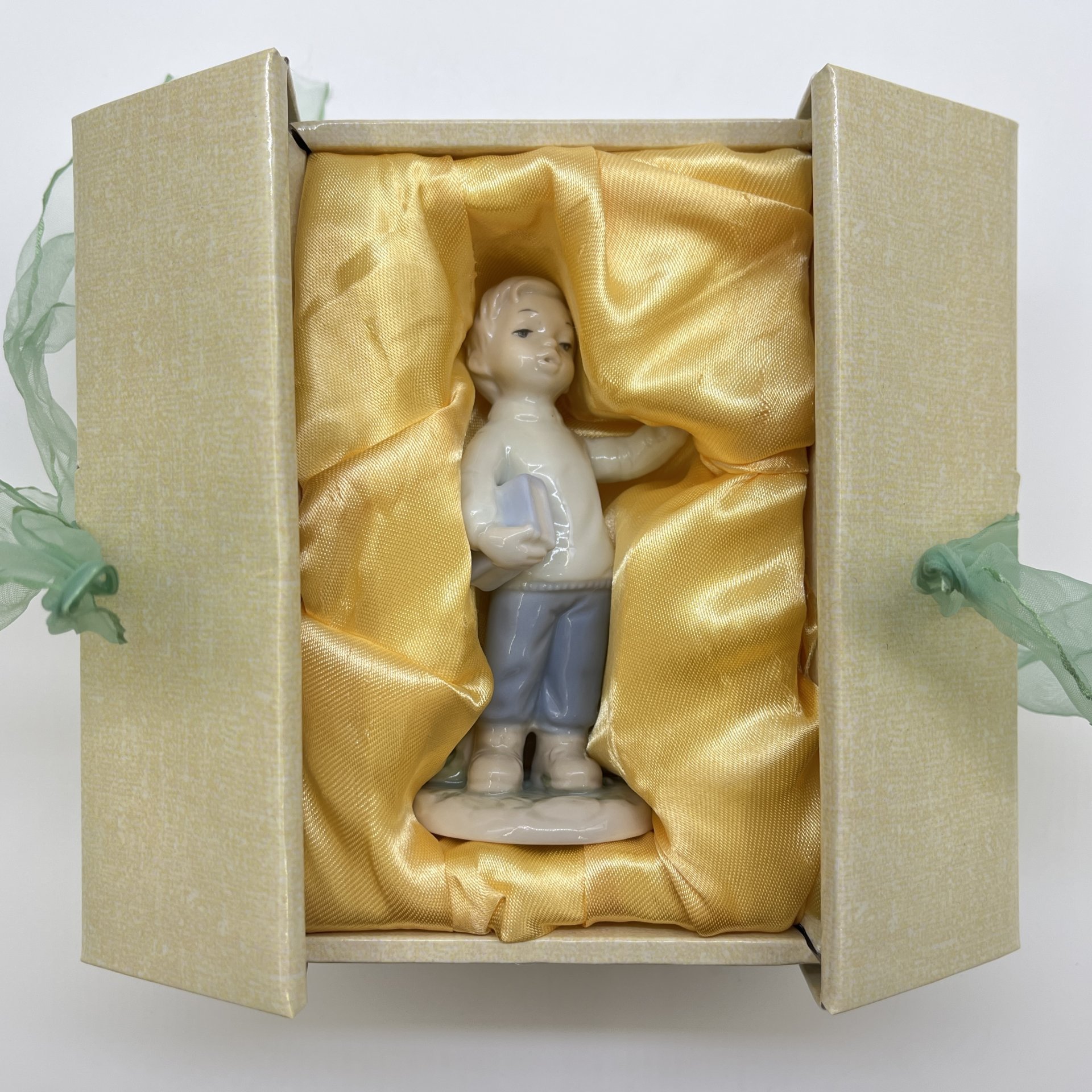 Статуэтка "Книга - лучший друг", фарфор, Pavone, Италия, 2025 г.