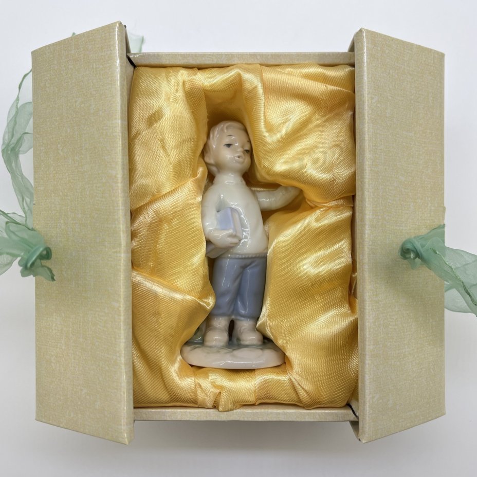 Статуэтка "Книга - лучший друг", фарфор, Pavone, Италия, 2025 г.