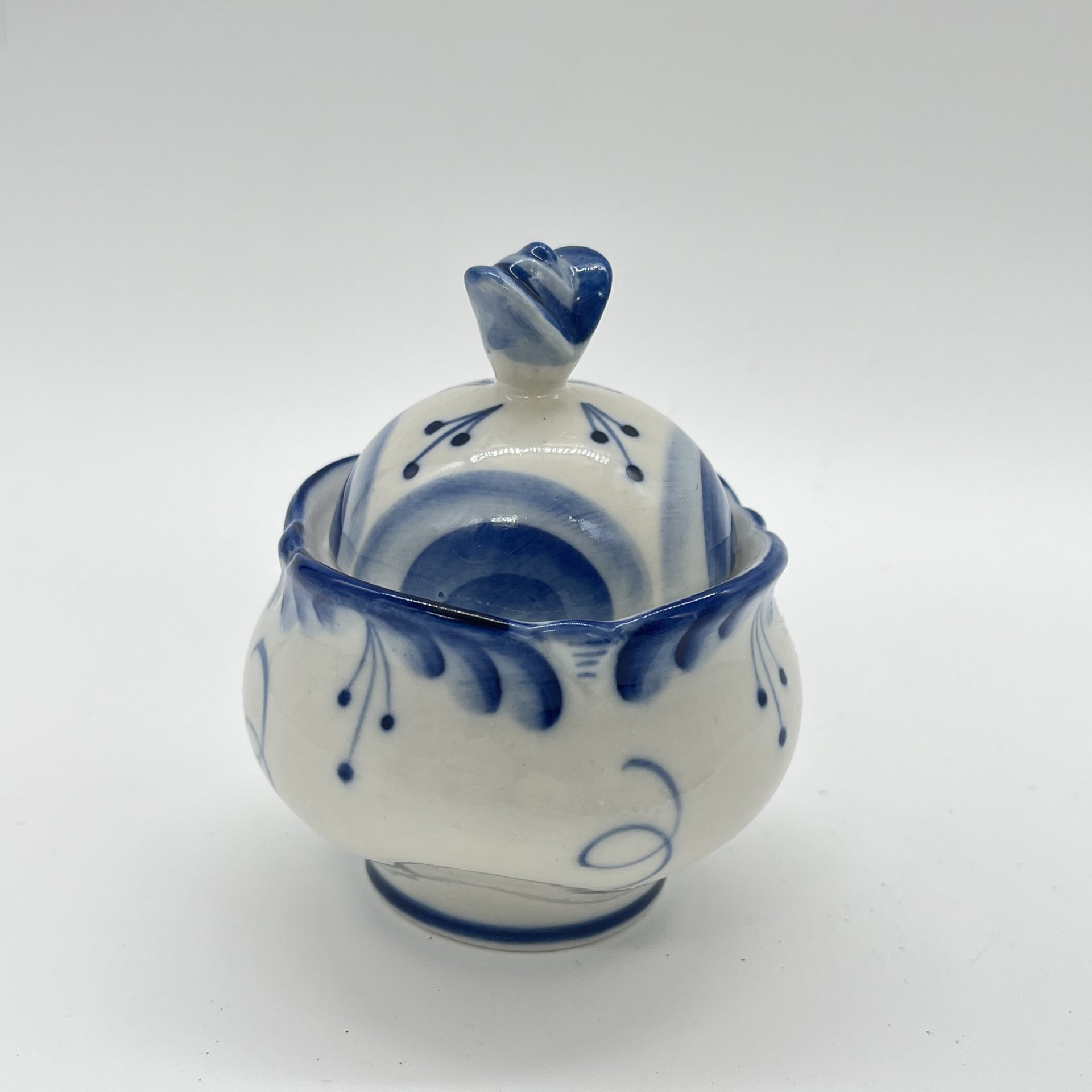 Солонка с крышкой с расписным растительным декором, Гжель, фарфор, роспись, СССР, 1970-1990 гг.