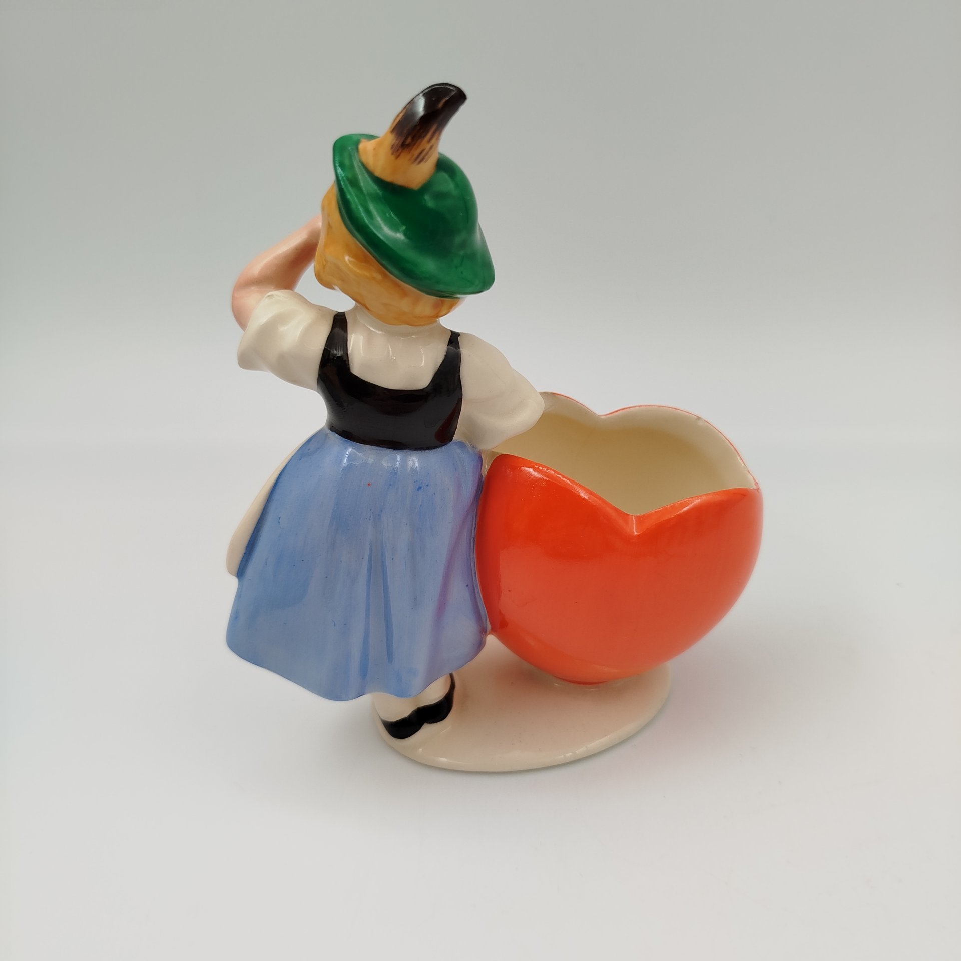 Статуэтка (карандашница) "Девочка с сердечком", фаянс, роспись, Hertwig & Co., Германия, 1941-1958 гг.