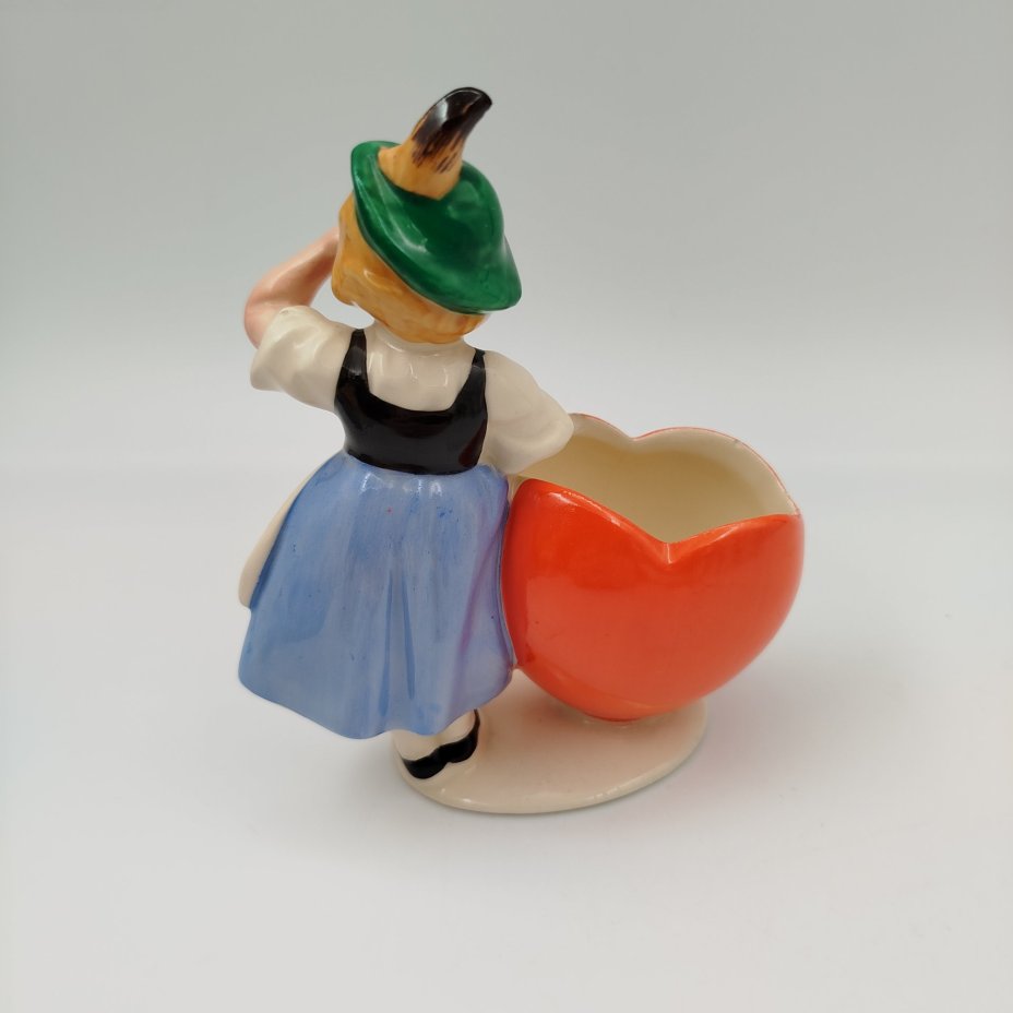 Статуэтка (карандашница) "Девочка с сердечком", фаянс, роспись, Hertwig & Co., Германия, 1941-1958 гг.