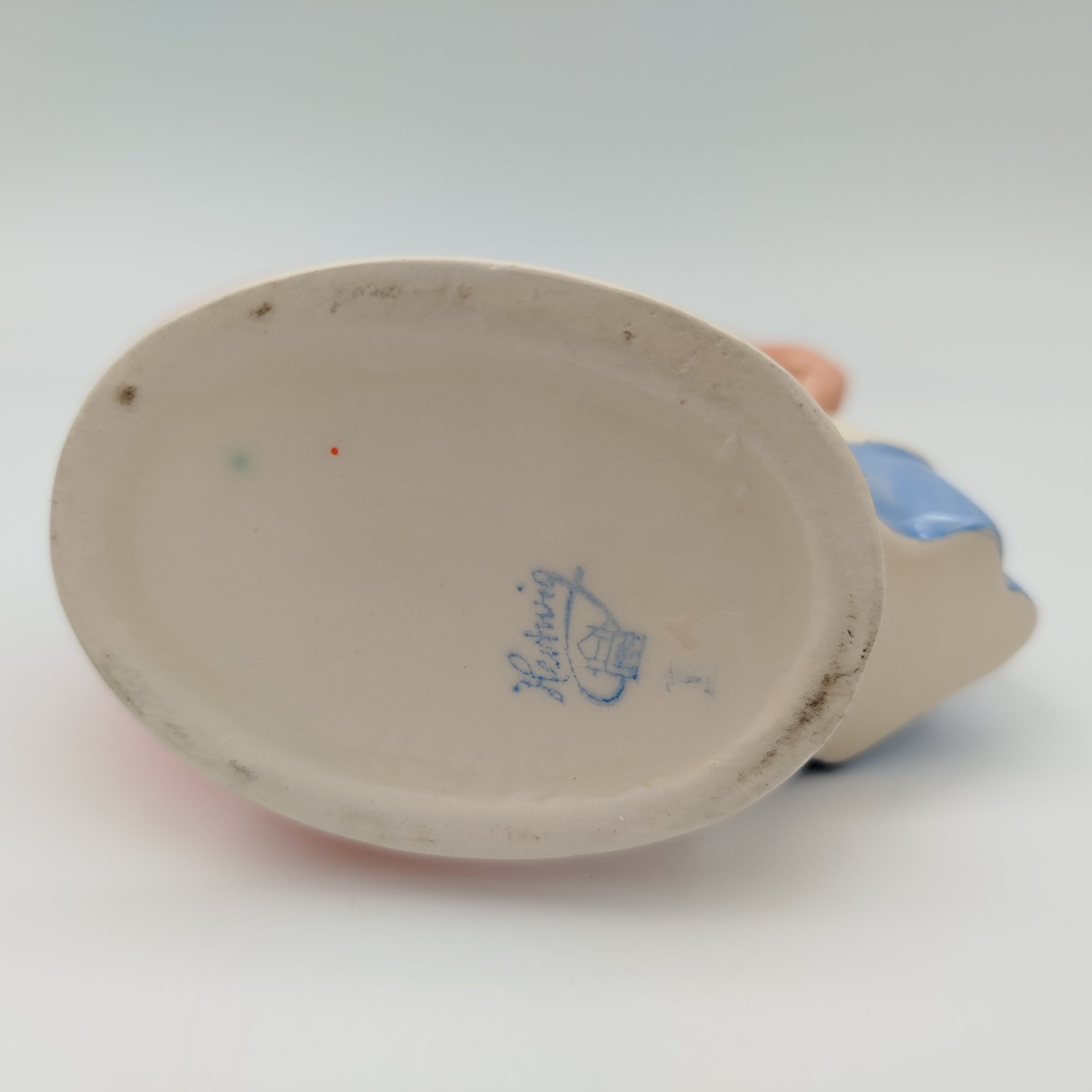 Статуэтка (карандашница) "Девочка с сердечком", фаянс, роспись, Hertwig & Co., Германия, 1941-1958 гг.