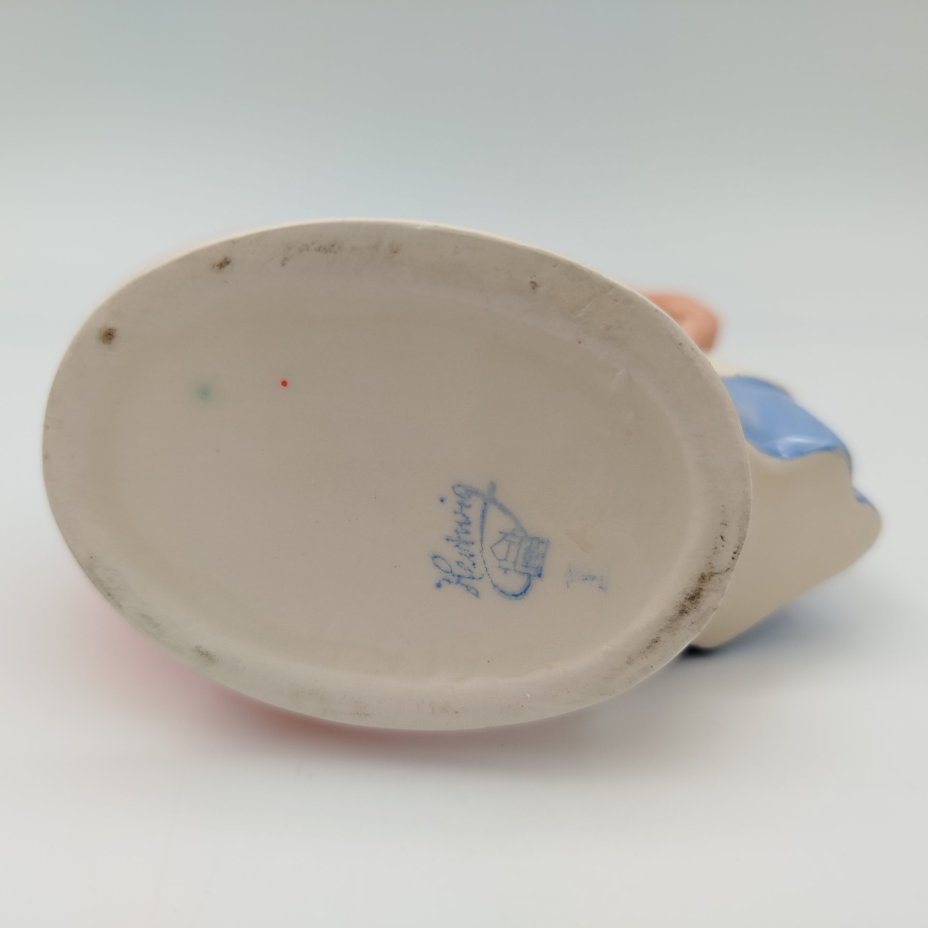 Статуэтка (карандашница) "Девочка с сердечком", фаянс, роспись, Hertwig & Co., Германия, 1941-1958 гг.