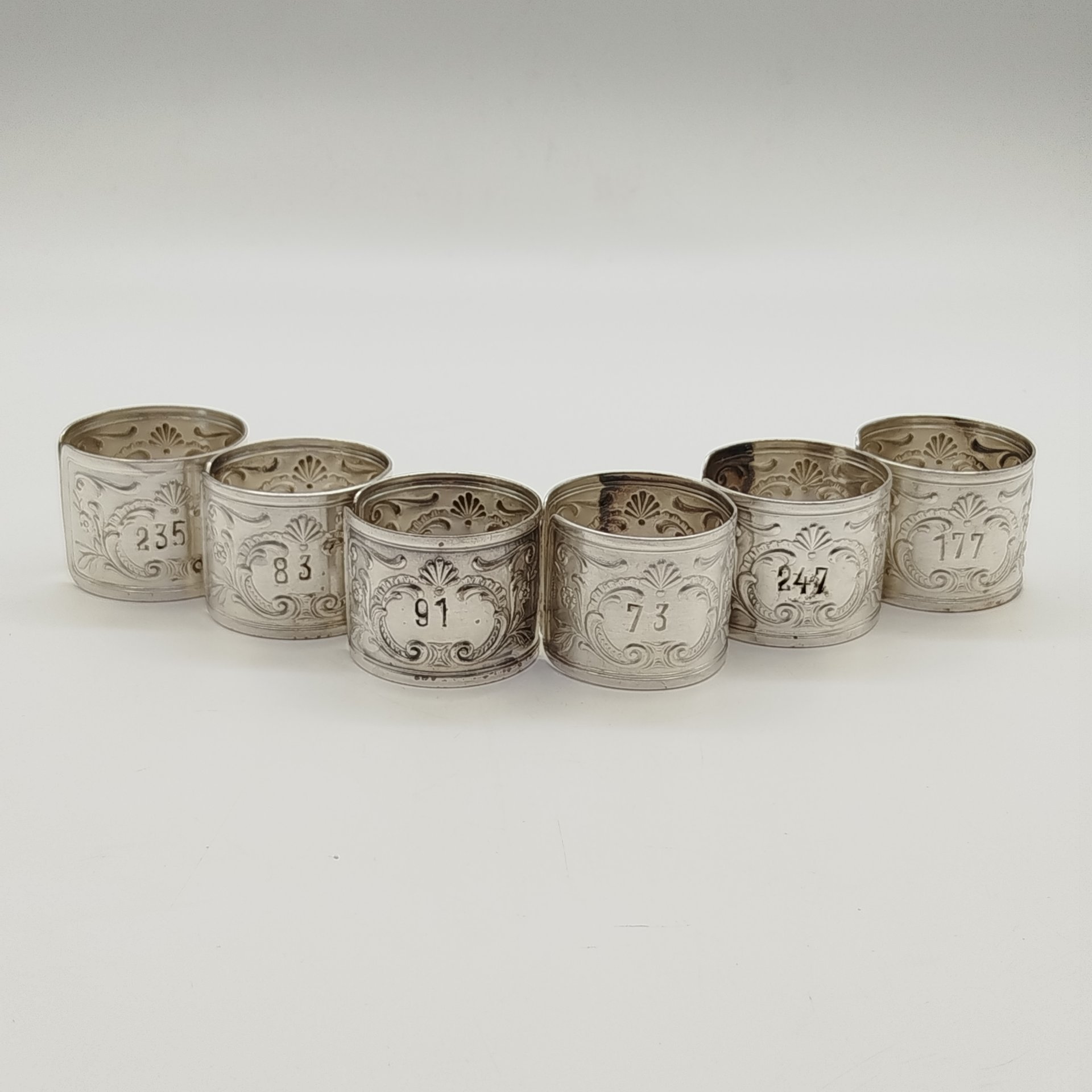 Набор винтажных колец для салфеток на 6 персон, украшенных растительным декором и произвольной нумерацией, мНЦ (медь-никель-цинк), Артель «Промтехсвязь», СССР, 1950-1960 гг.