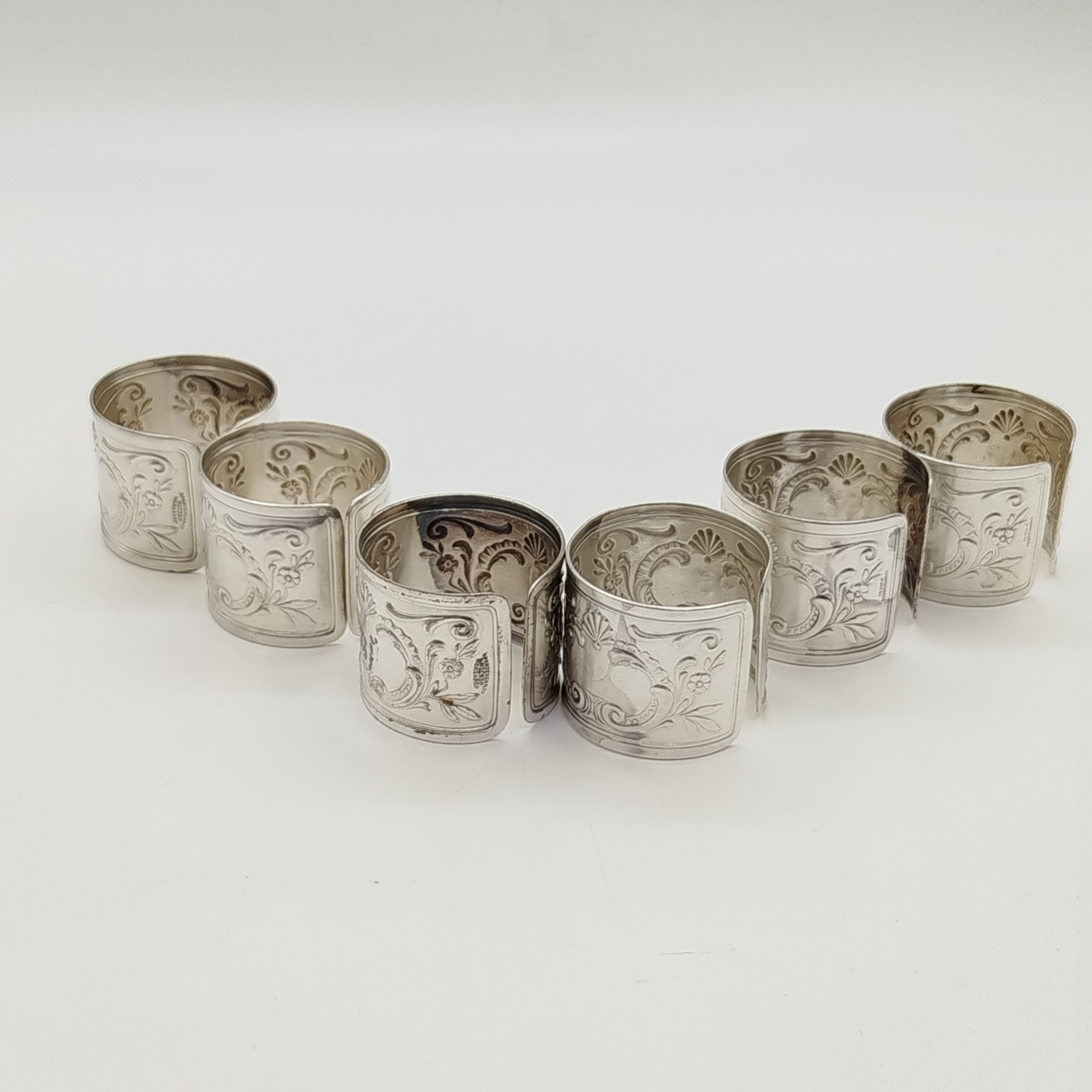 Набор винтажных колец для салфеток на 6 персон, украшенных растительным декором и произвольной нумерацией, мНЦ (медь-никель-цинк), Артель «Промтехсвязь», СССР, 1950-1960 гг.