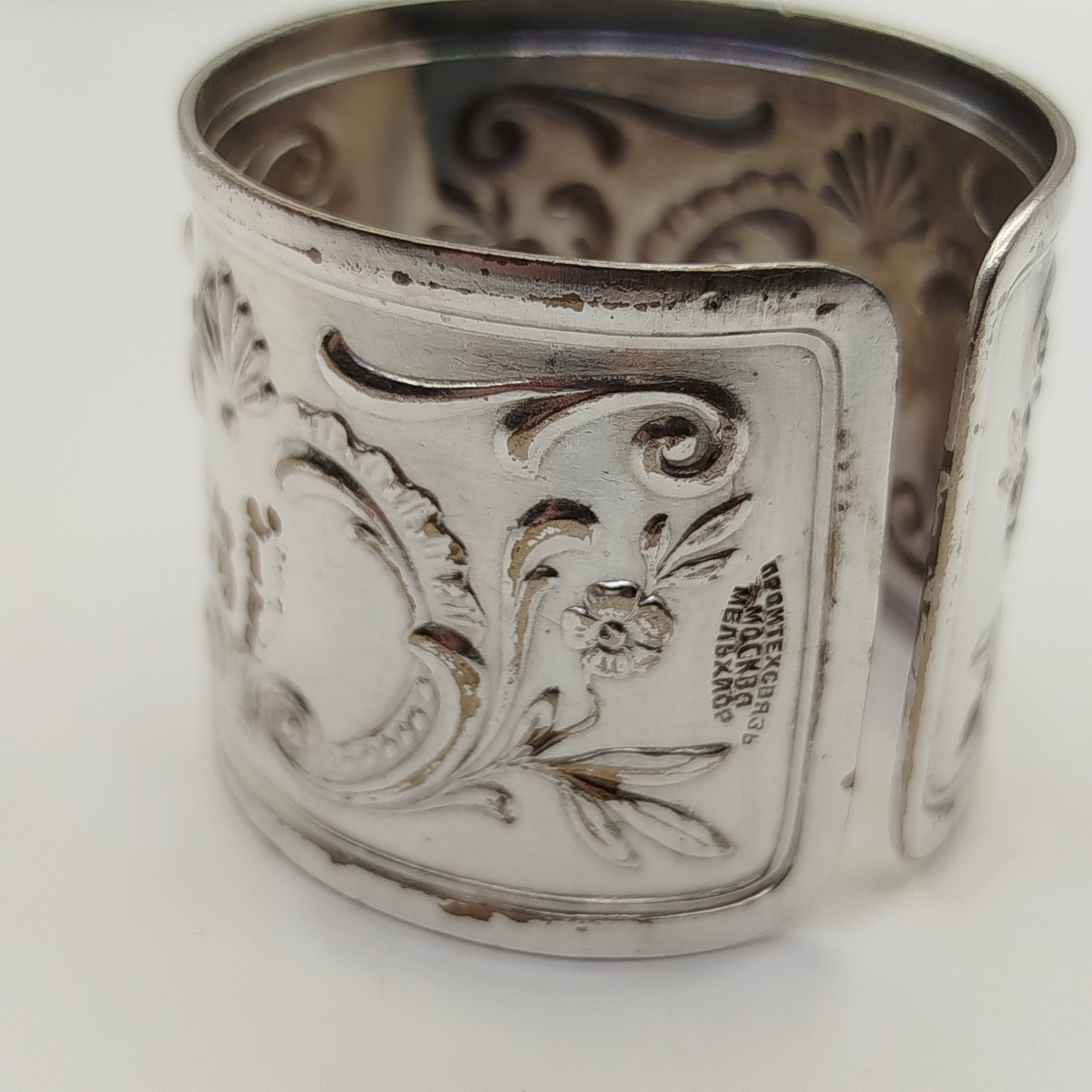 Набор винтажных колец для салфеток на 6 персон, украшенных растительным декором и произвольной нумерацией, мНЦ (медь-никель-цинк), Артель «Промтехсвязь», СССР, 1950-1960 гг.