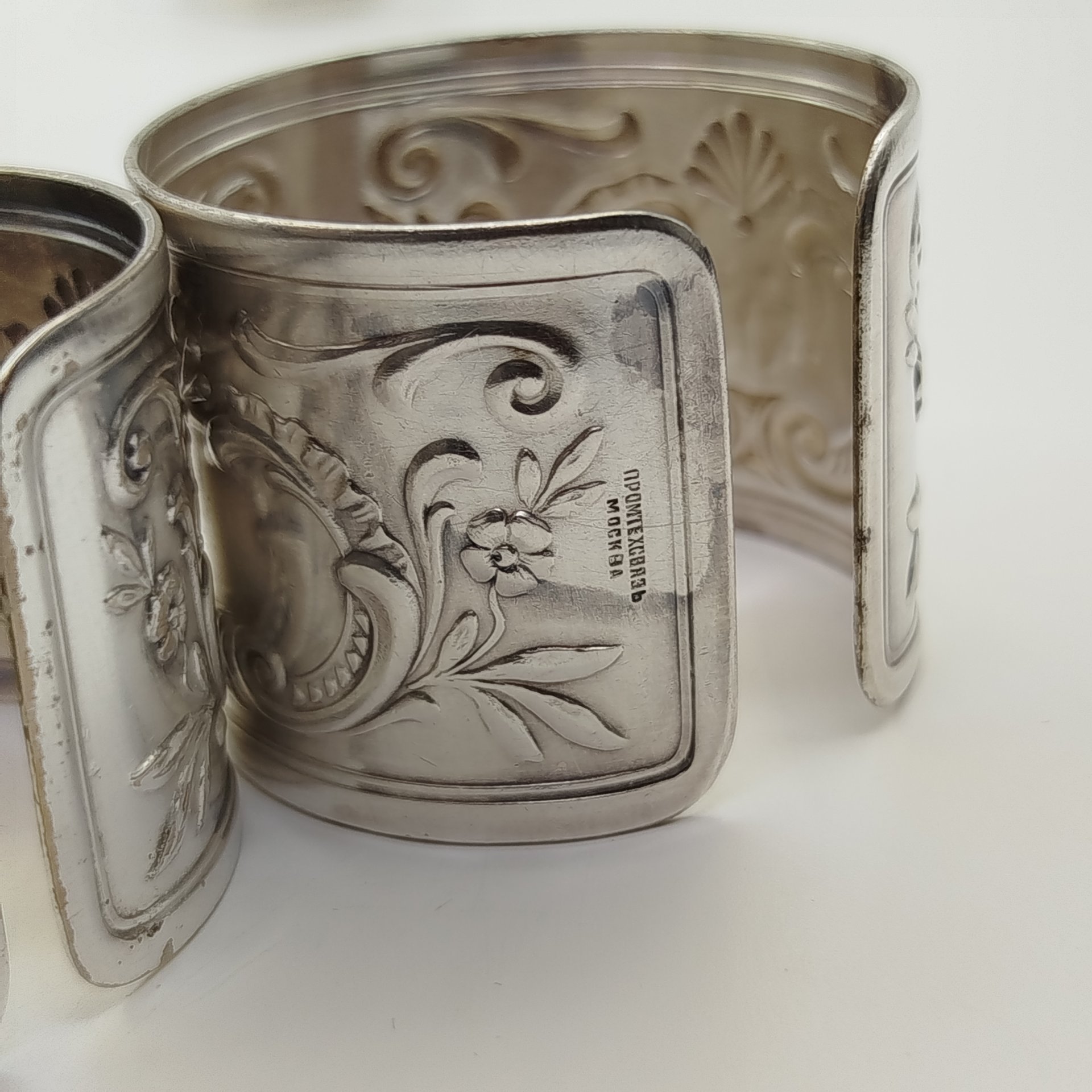 Набор винтажных колец для салфеток на 6 персон, украшенных растительным декором и произвольной нумерацией, мНЦ (медь-никель-цинк), Артель «Промтехсвязь», СССР, 1950-1960 гг.