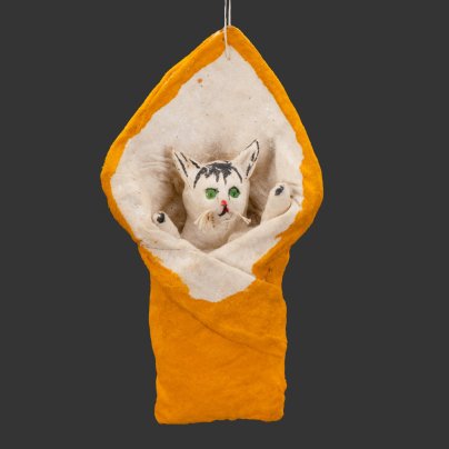 Елочная игрушка "Котенок в конверте", вата, мастика, клейстер, роспись, СССР, 1930-1950 гг.