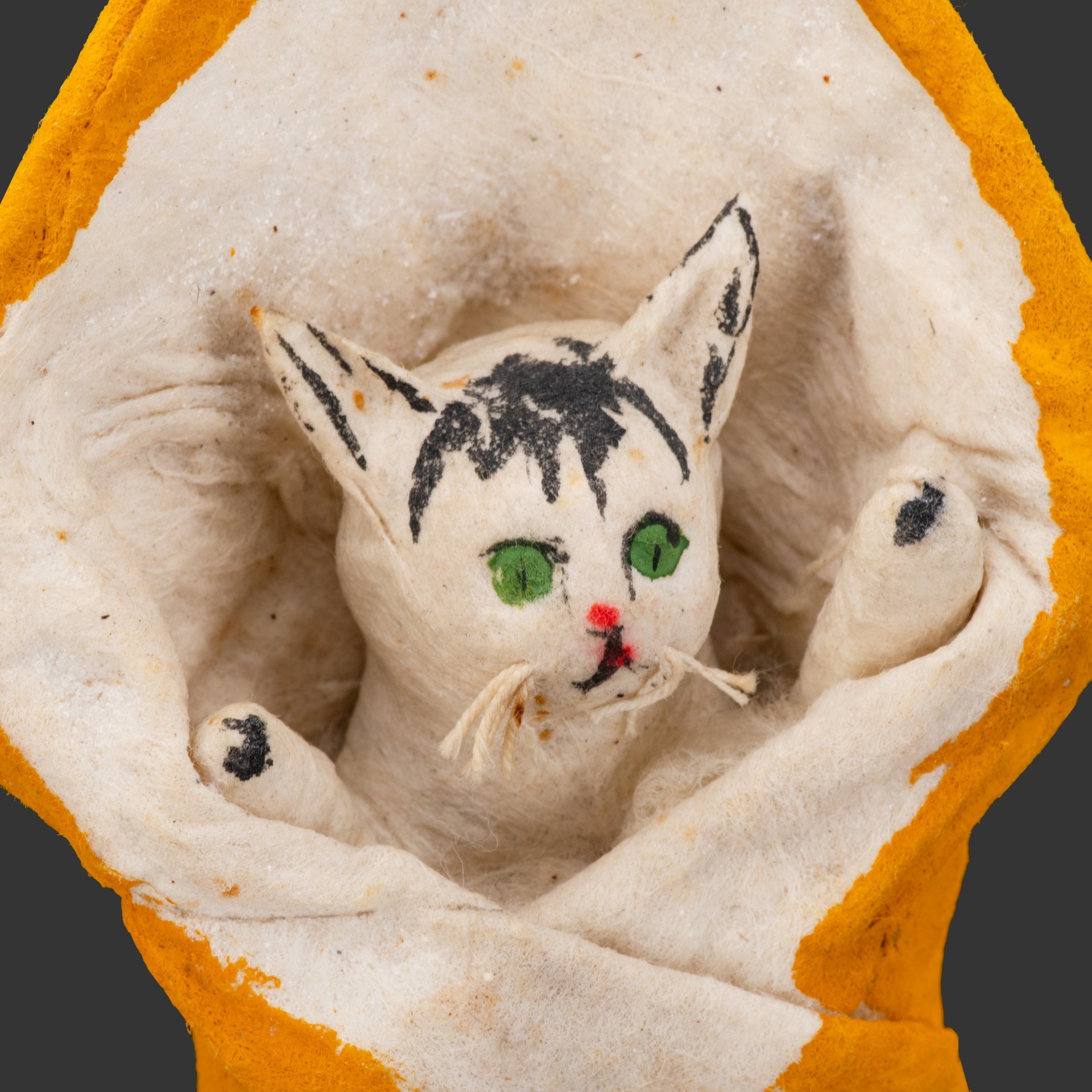 Елочная игрушка "Котенок в конверте", вата, мастика, клейстер, роспись, СССР, 1930-1950 гг.
