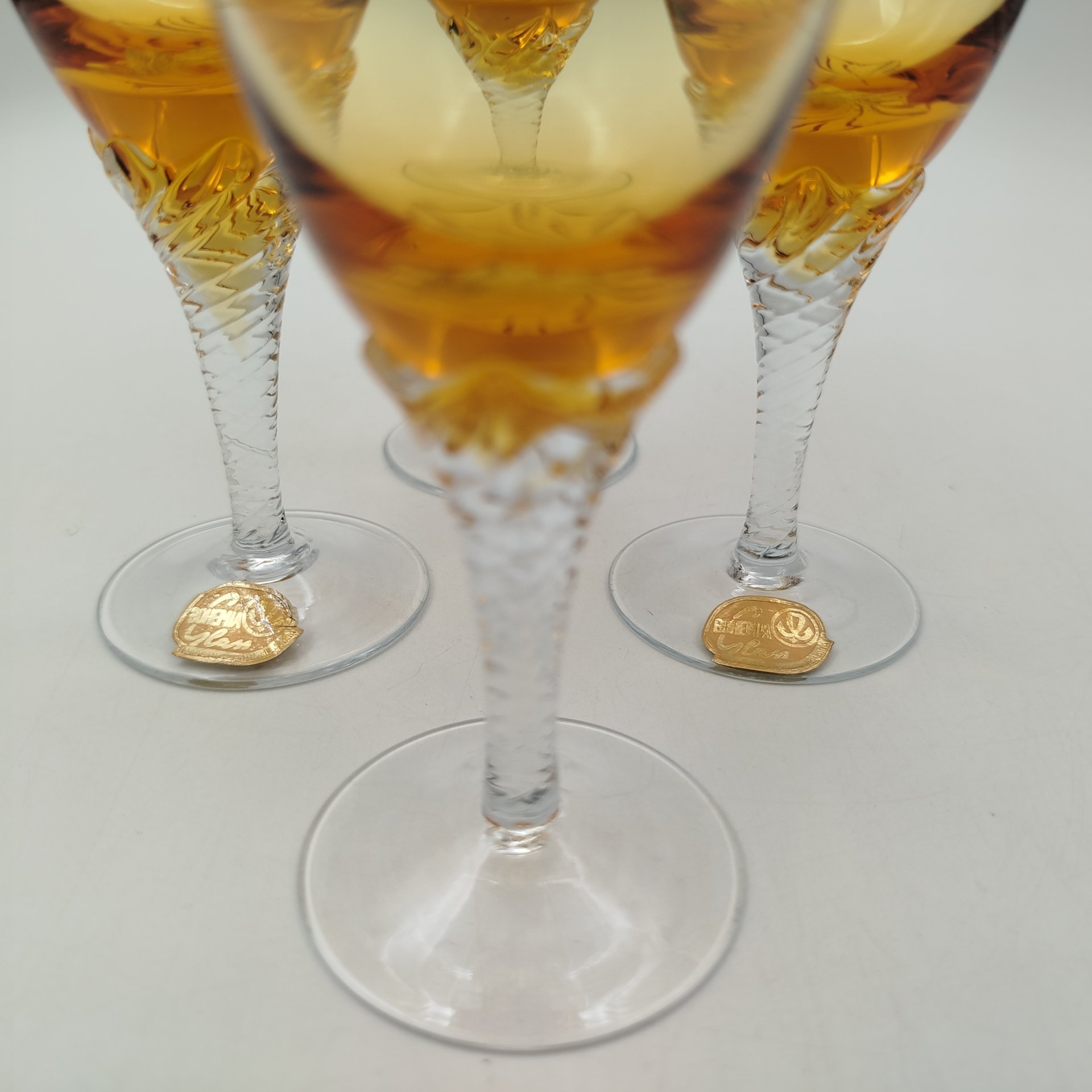 Набор из 4-х рюмок янтарного оттенка с витыми ножками, стекло, золочение, Bohemia Crystal (Bohemia Glass), Чехословакия, 1970-1980 гг., Bohemia Crystal (Bohemia Glass)