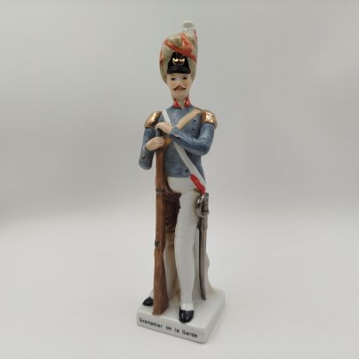 Статуэтка гренадёра гвардии из серии "Армия Наполеона" (Grenadier de la Garde), фарфор, роспись, золочение, Западная Европа, 1960-1970 гг.