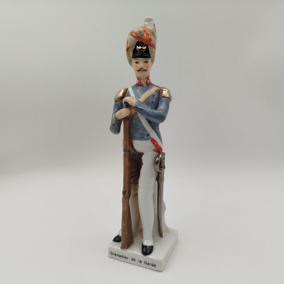 Статуэтка гренадёра гвардии из серии "Армия Наполеона" (Grenadier de la Garde), фарфор, роспись, золочение, Западная Европа, 1960-1970 гг.