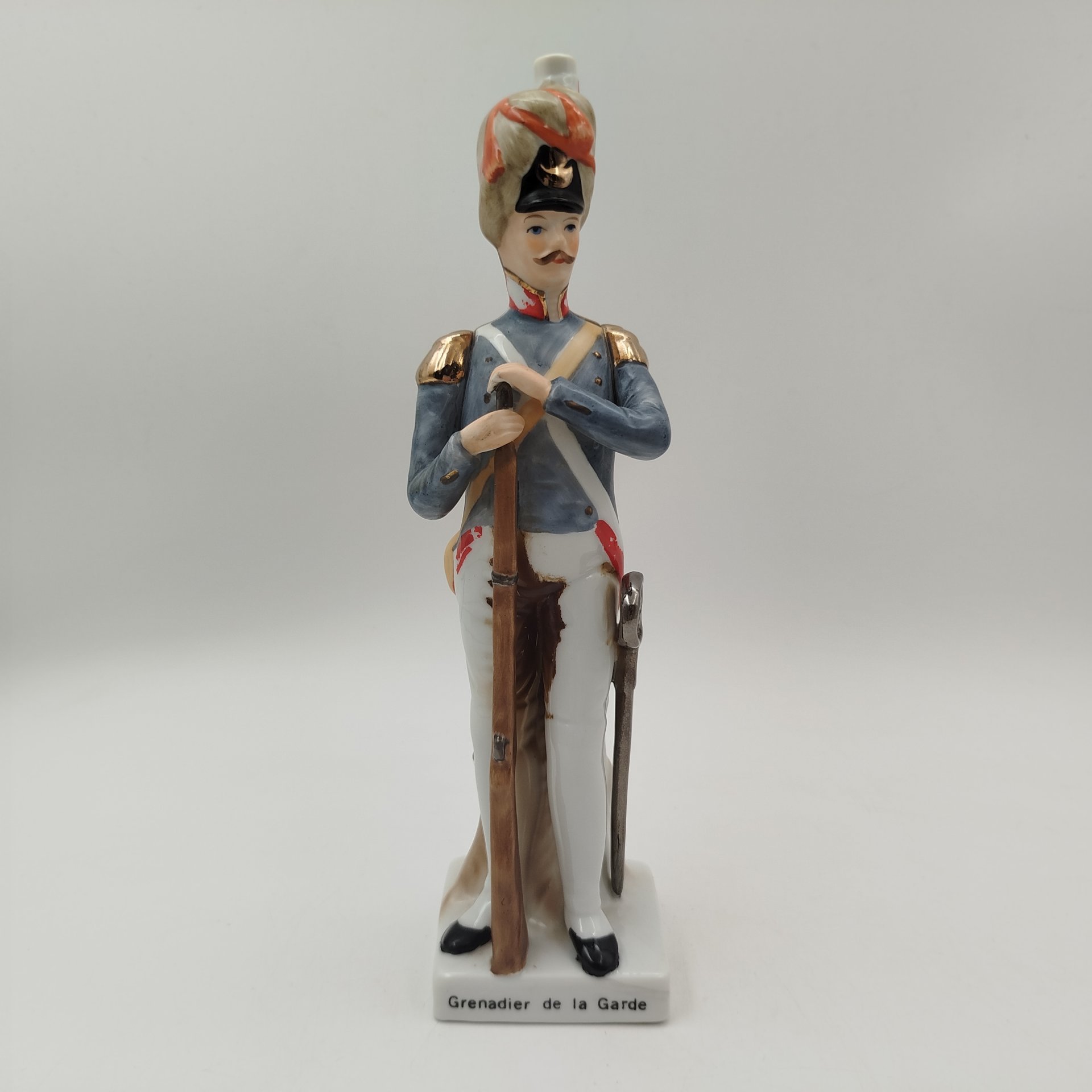 Статуэтка гренадёра гвардии из серии "Армия Наполеона" (Grenadier de la Garde), фарфор, роспись, золочение, Западная Европа, 1960-1970 гг.