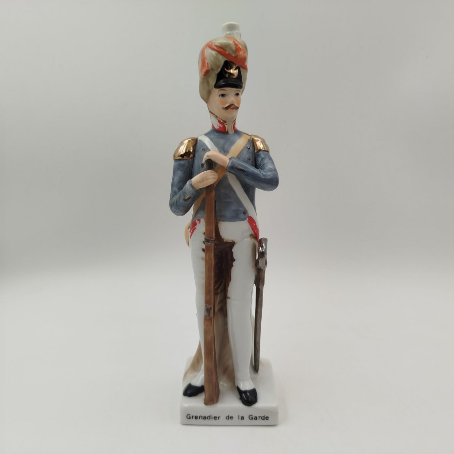 Статуэтка гренадёра гвардии из серии "Армия Наполеона" (Grenadier de la Garde), фарфор, роспись, золочение, Западная Европа, 1960-1970 гг.