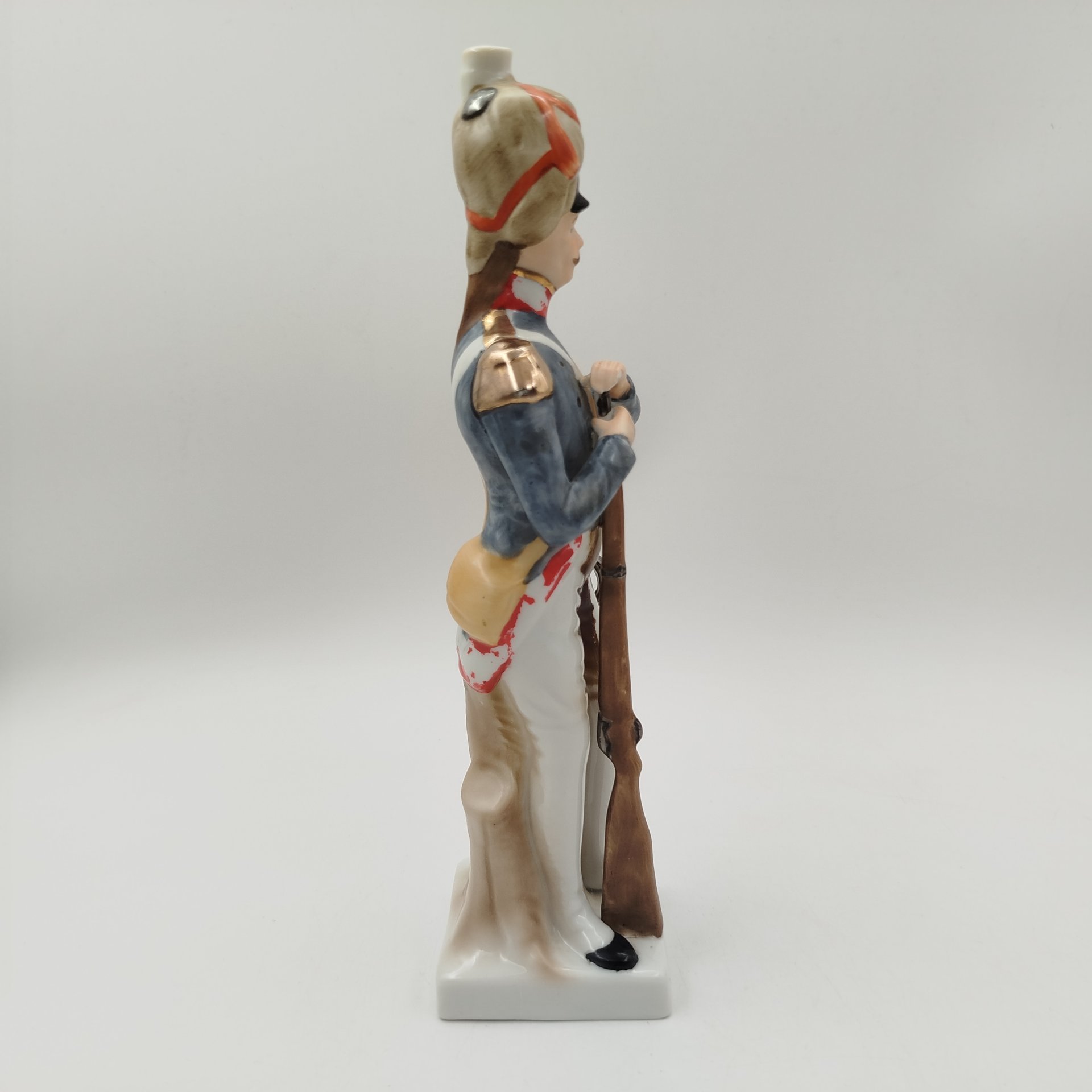 Статуэтка гренадёра гвардии из серии "Армия Наполеона" (Grenadier de la Garde), фарфор, роспись, золочение, Западная Европа, 1960-1970 гг.
