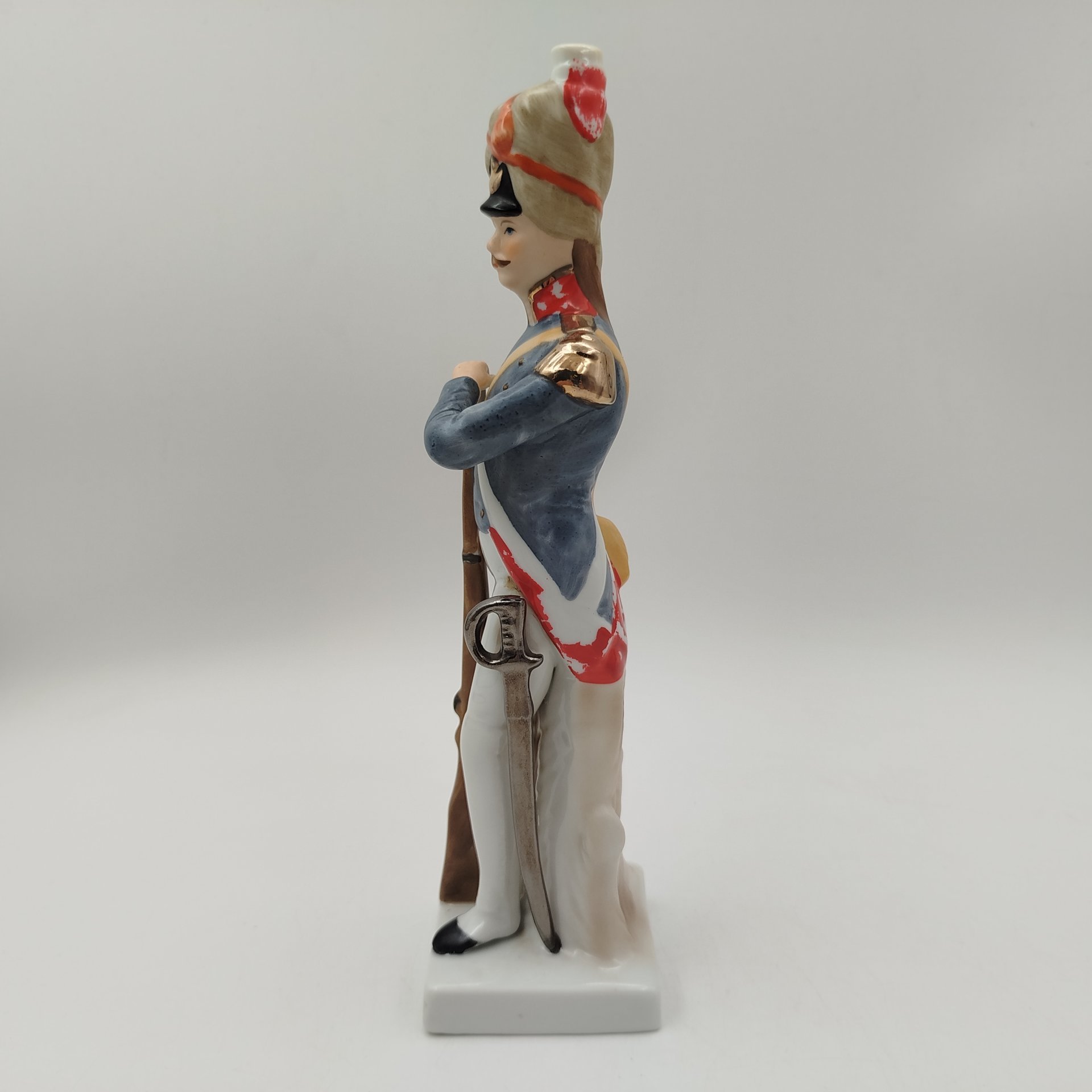 Статуэтка гренадёра гвардии из серии "Армия Наполеона" (Grenadier de la Garde), фарфор, роспись, золочение, Западная Европа, 1960-1970 гг.