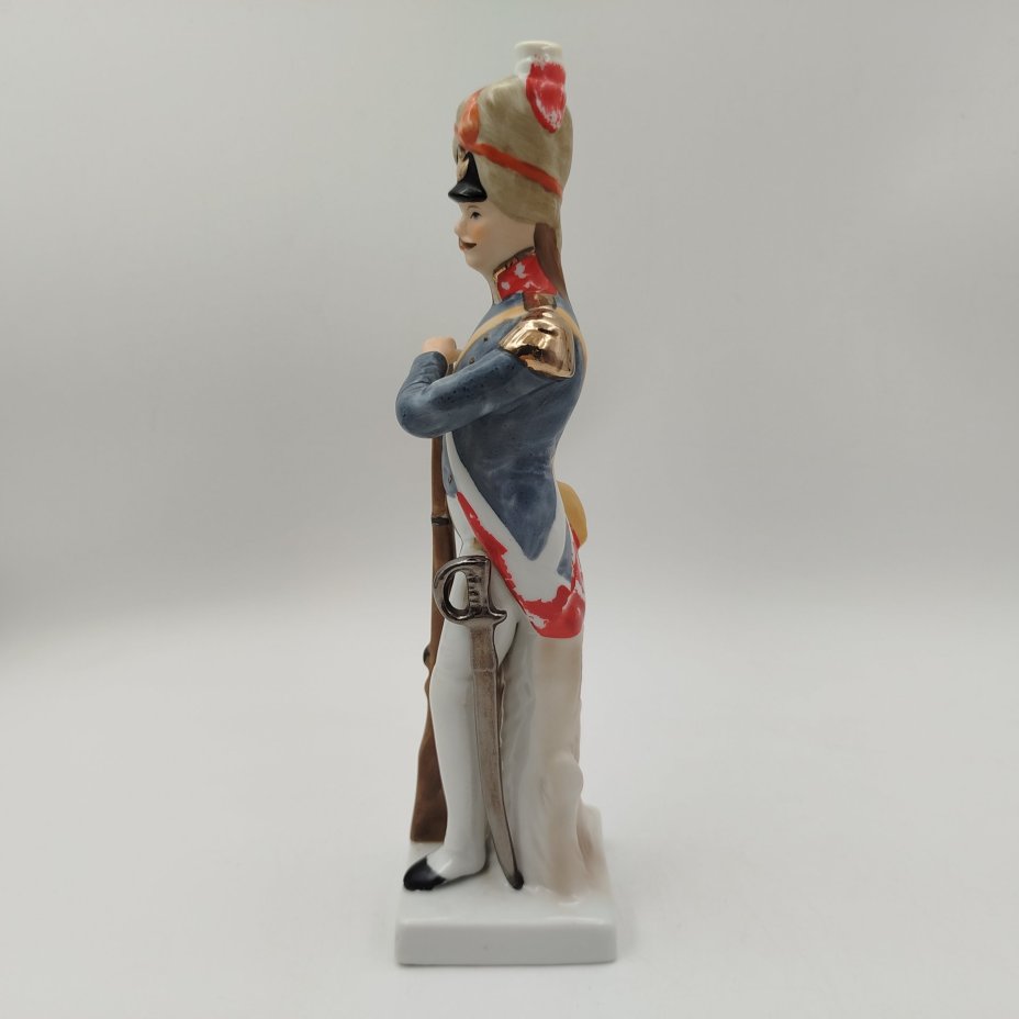 Статуэтка гренадёра гвардии из серии "Армия Наполеона" (Grenadier de la Garde), фарфор, роспись, золочение, Западная Европа, 1960-1970 гг.