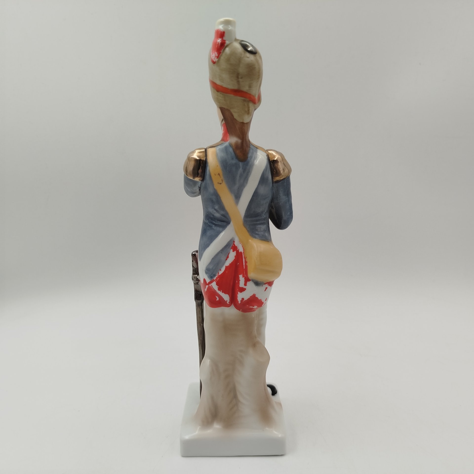 Статуэтка гренадёра гвардии из серии "Армия Наполеона" (Grenadier de la Garde), фарфор, роспись, золочение, Западная Европа, 1960-1970 гг.