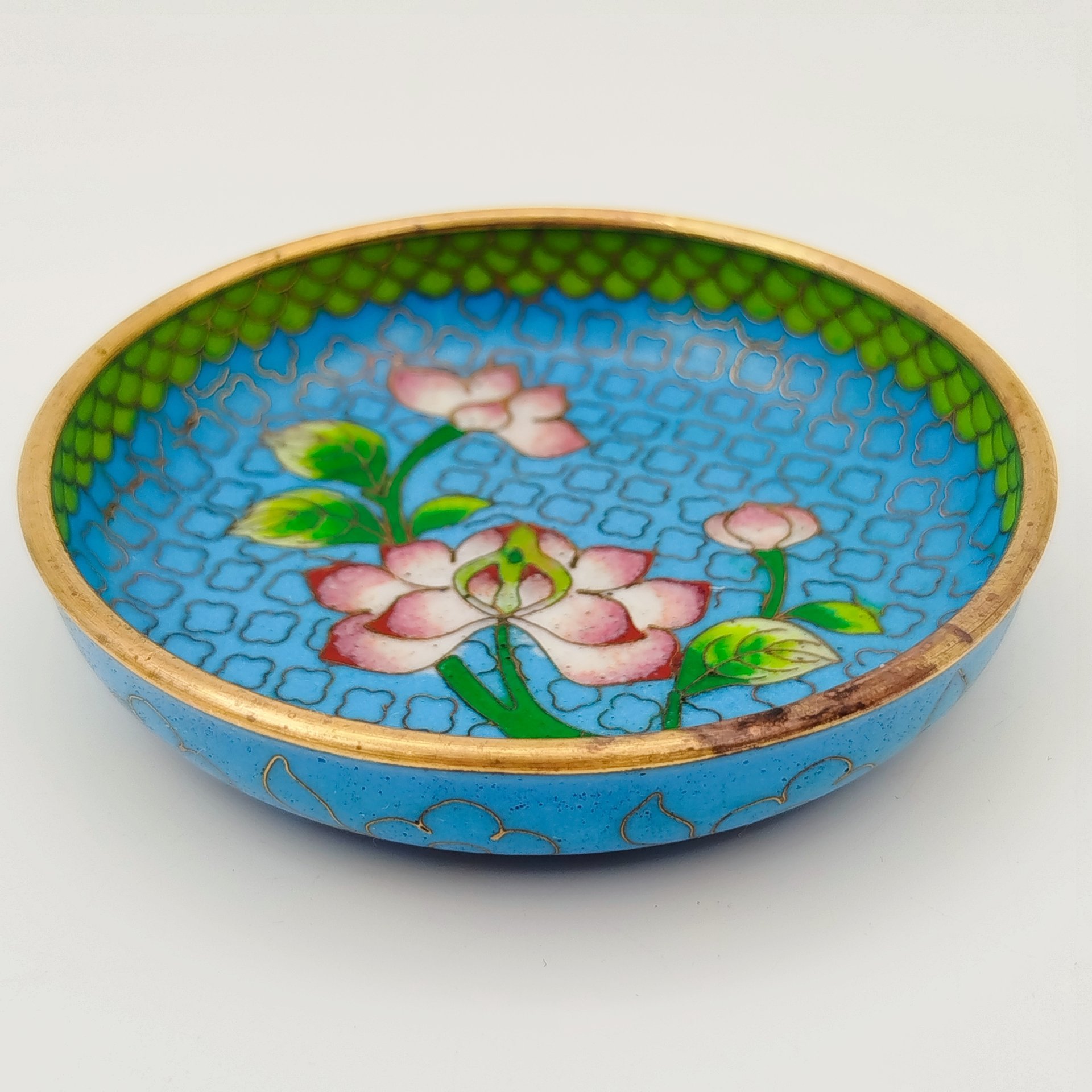 Розетка с цветочным декором на облачном фоне, латунь, перегородчатая эмаль (клуазоне), Китай, 1950-1980 гг.