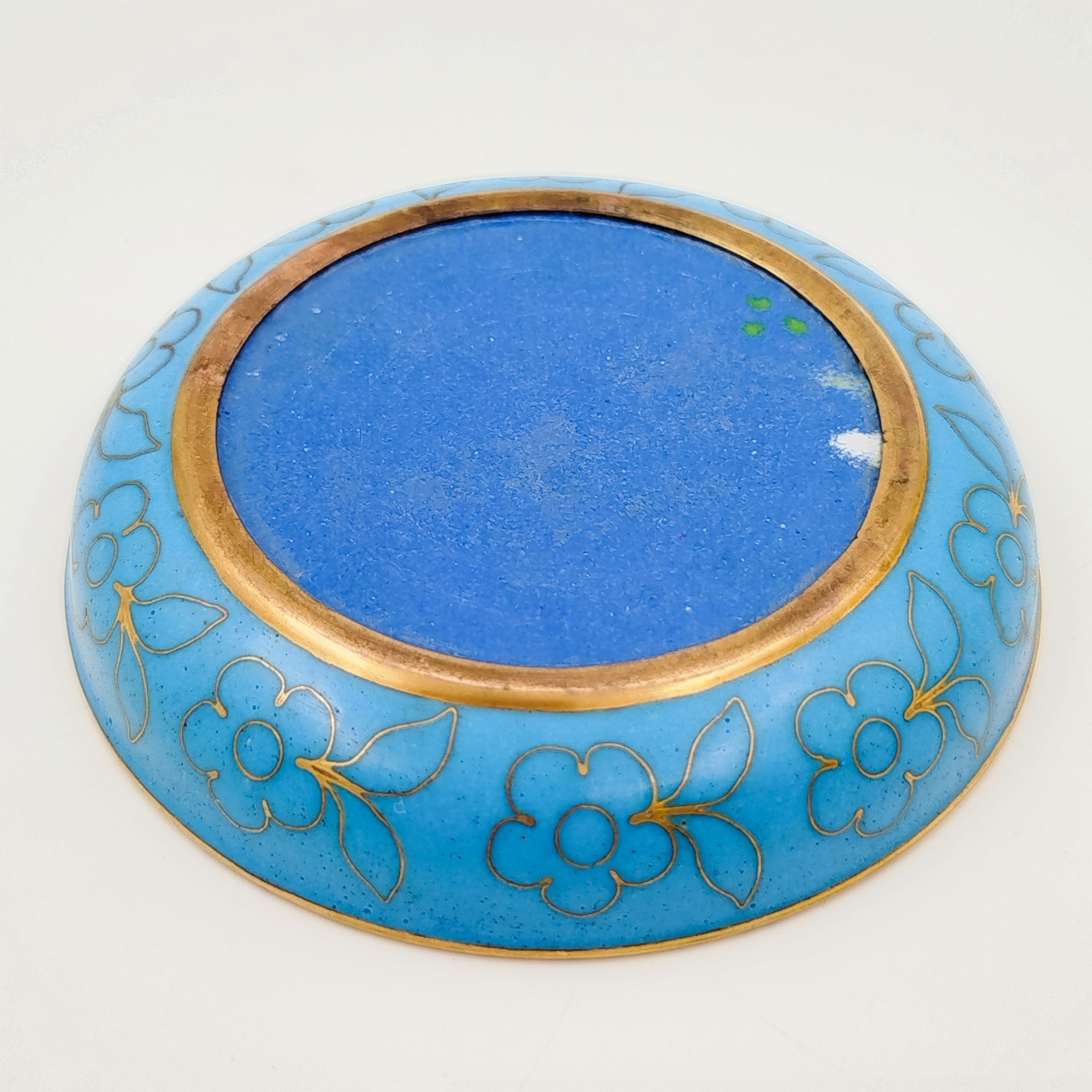 Розетка с цветочным декором на облачном фоне, латунь, перегородчатая эмаль (клуазоне), Китай, 1950-1980 гг.