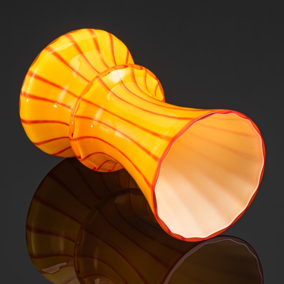 Ваза из серии "Шахматные фигуры",  автор предположительно Новиков А.И., стекло, сульфидно-цинковое, гутная техника, Стекольный завод «Красный май», СССР, 1970-1980 гг.