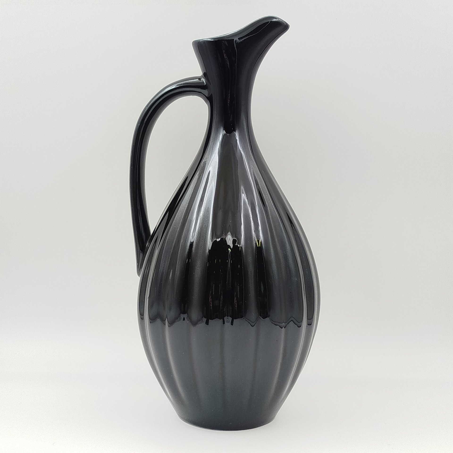 Кувшин с рифленым туловом, керамика, глазурь, СССР, 1970-1990 гг.