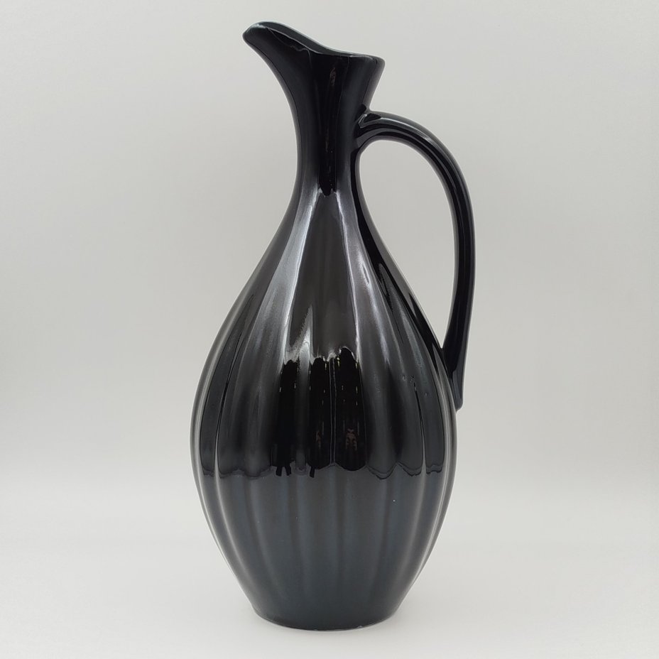 Кувшин с рифленым туловом