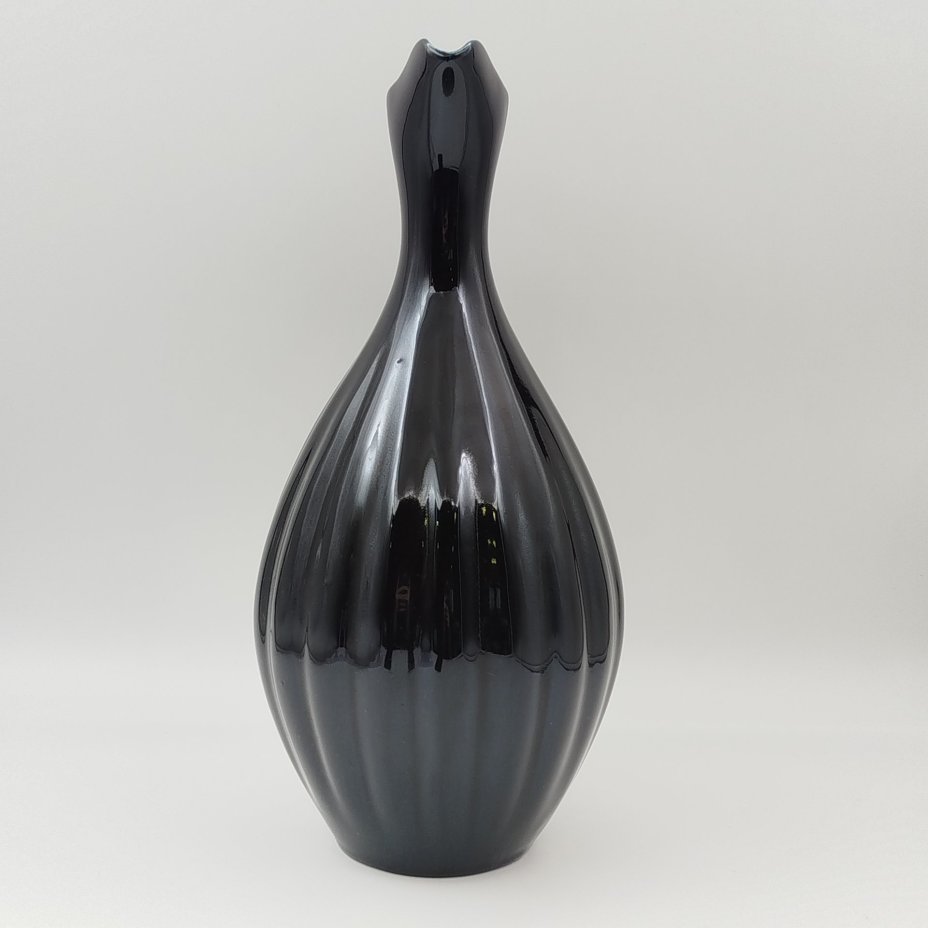 Кувшин с рифленым туловом