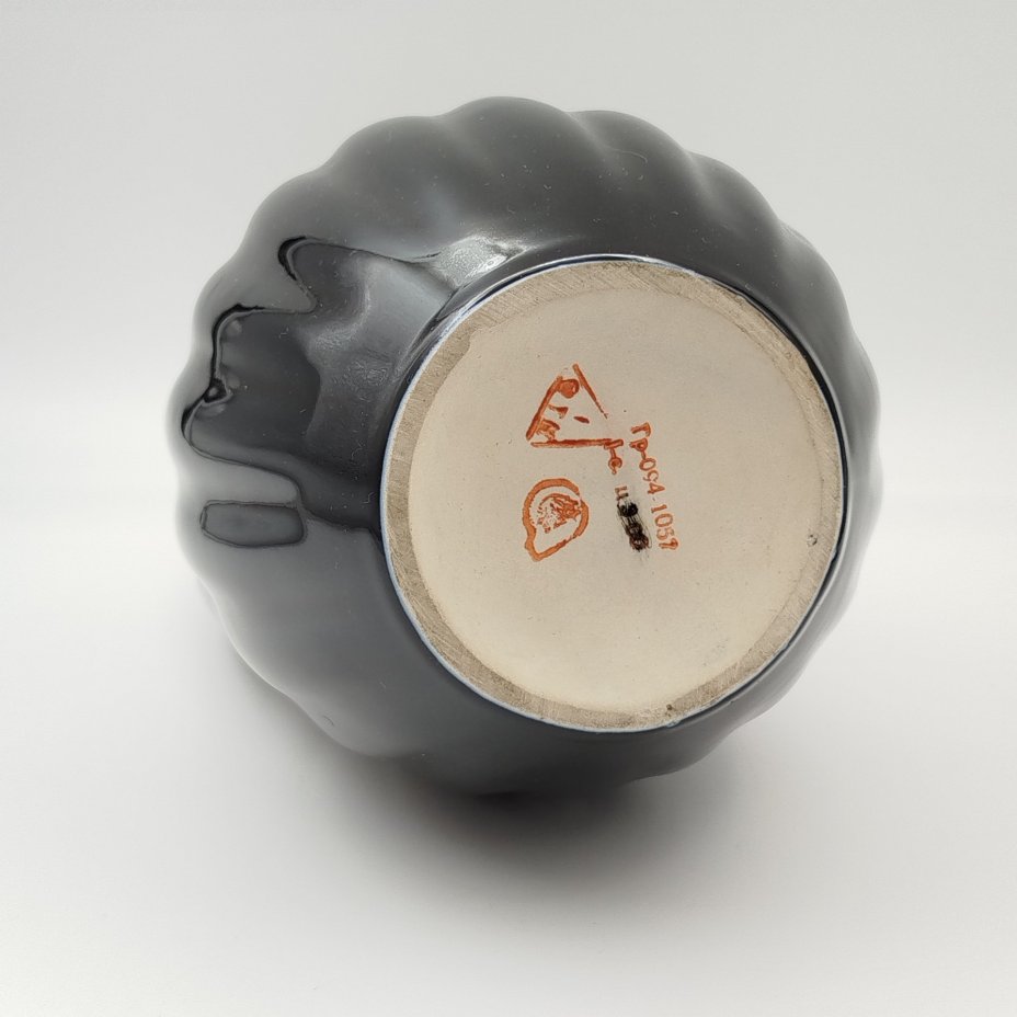 Кувшин с рифленым туловом