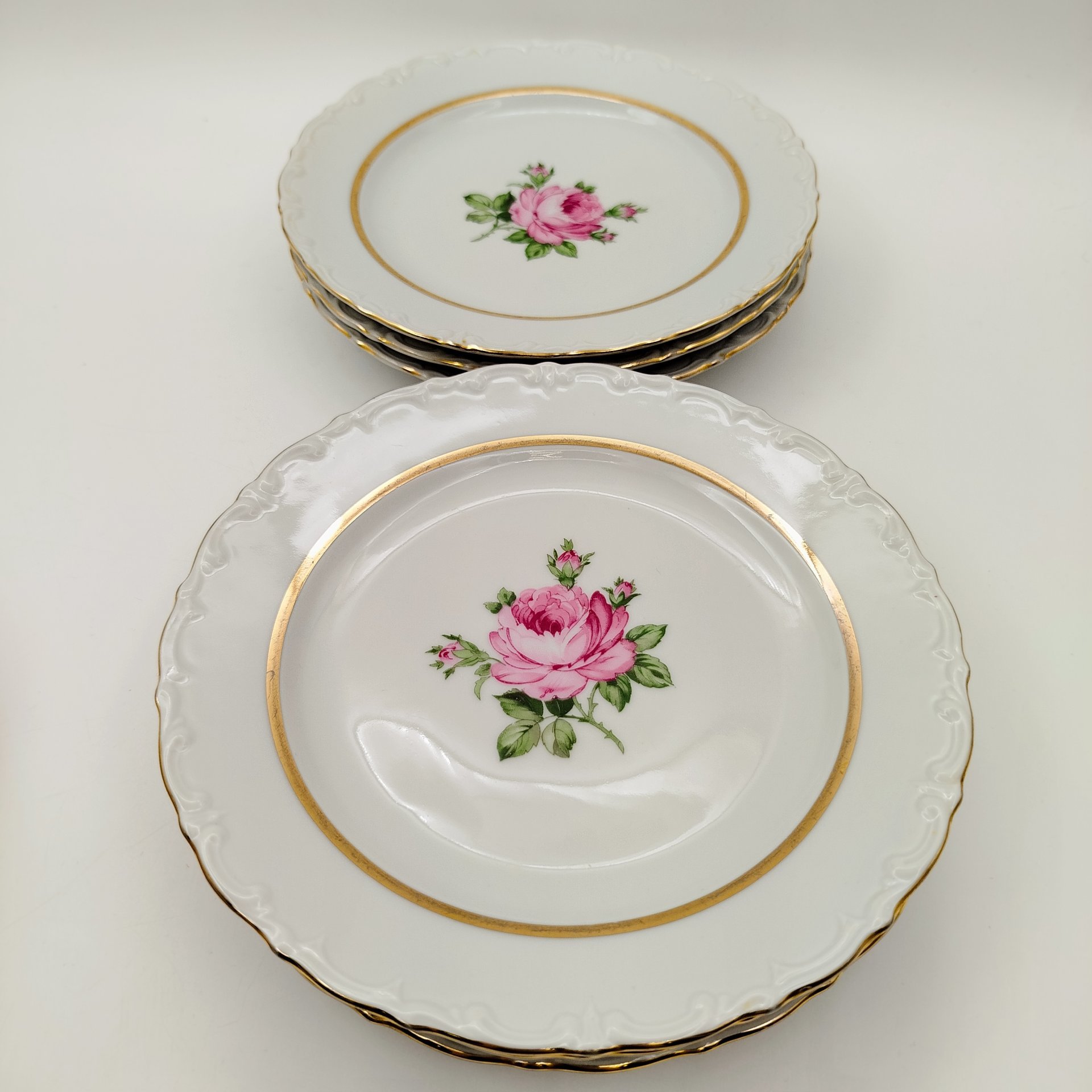 Набор из 6-ти десертных тарелок, украшенных изображением розы, фарфор, деколь, золочение, Kahla, ГДР, 1968-1987 гг.