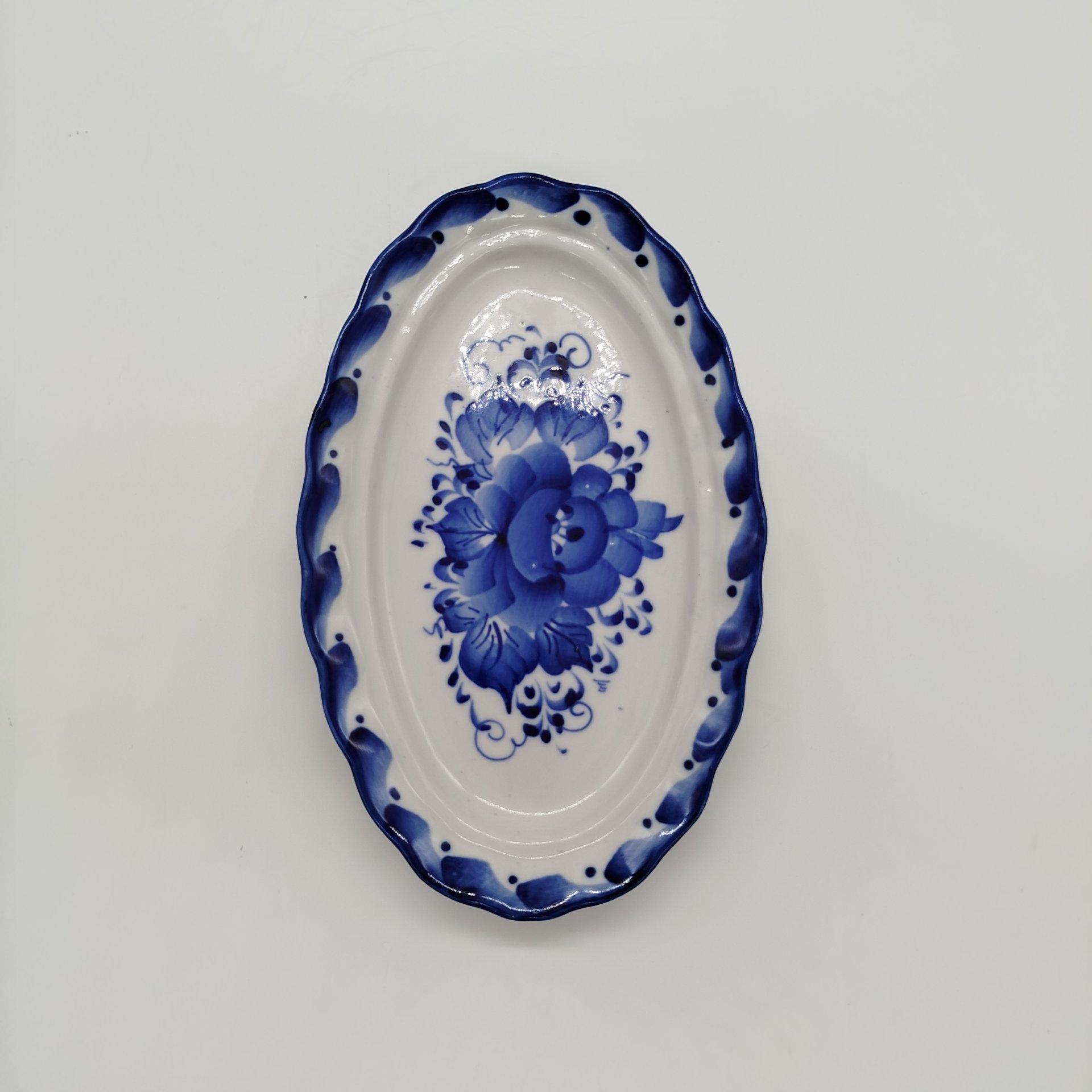 Масленка овальной формы, Гжель, подпись Р. Куликова, фарфор, роспись, СССР, 1970-1990 гг.