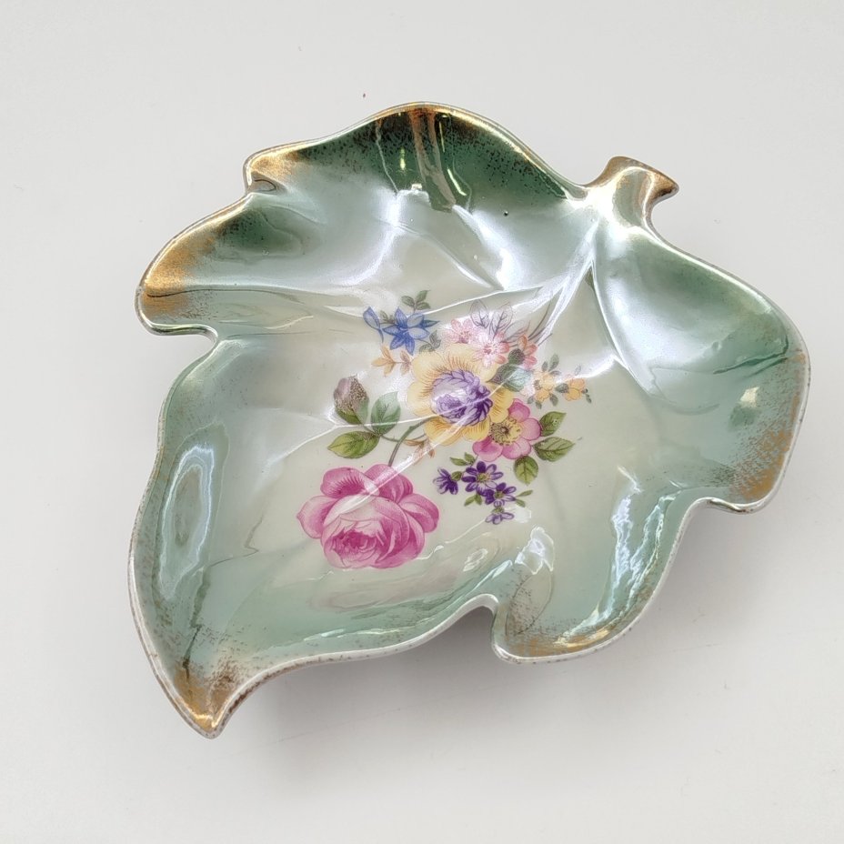 Блюдце в форме листа, украшенное изображением мейсенского букета, VEB Porzellanwerk Martinroda, фарфор, крытье, деколь, золочение, ГДР, 1950-1977 гг.