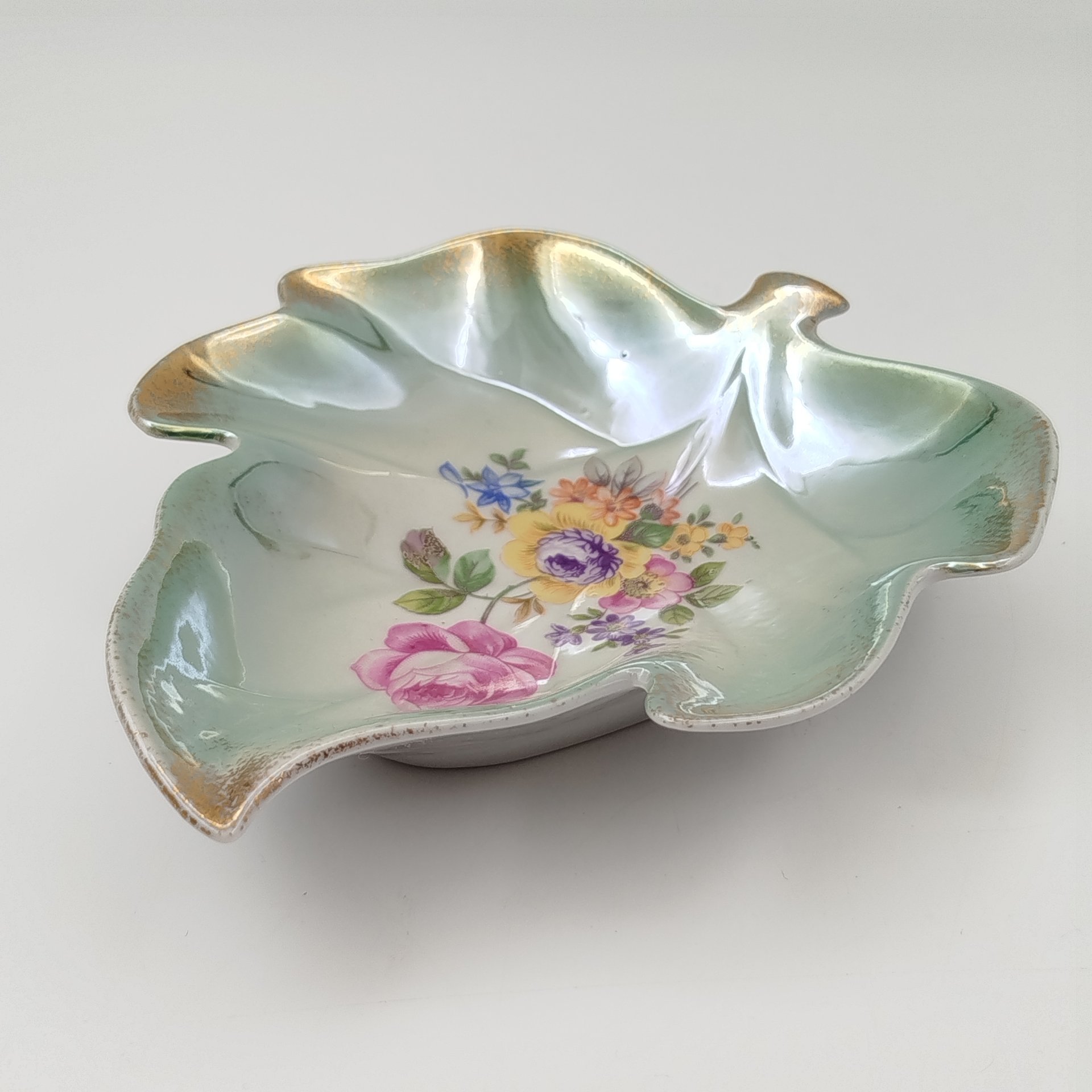 Блюдце в форме листа, украшенное изображением мейсенского букета, VEB Porzellanwerk Martinroda, фарфор, крытье, деколь, золочение, ГДР, 1950-1977 гг.