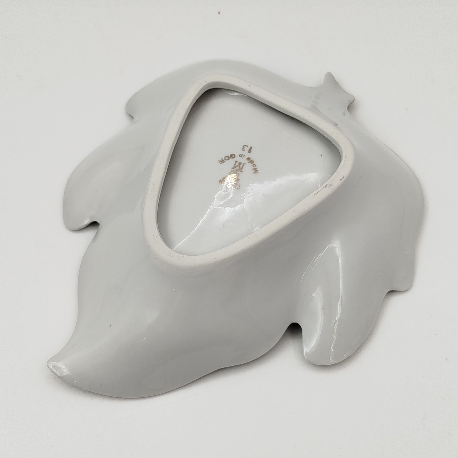 Блюдце в форме листа, украшенное изображением мейсенского букета, VEB Porzellanwerk Martinroda, фарфор, крытье, деколь, золочение, ГДР, 1950-1977 гг.