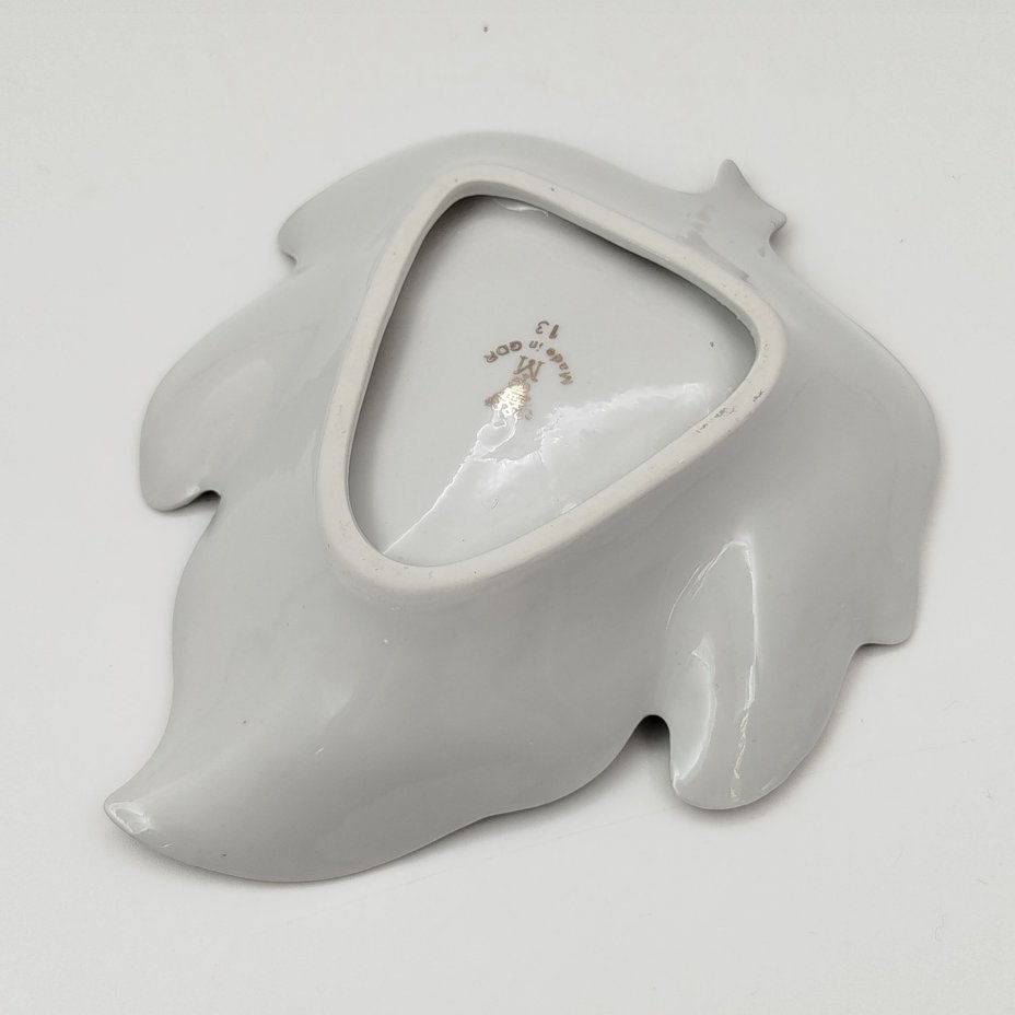 Блюдце в форме листа, украшенное изображением мейсенского букета, VEB Porzellanwerk Martinroda