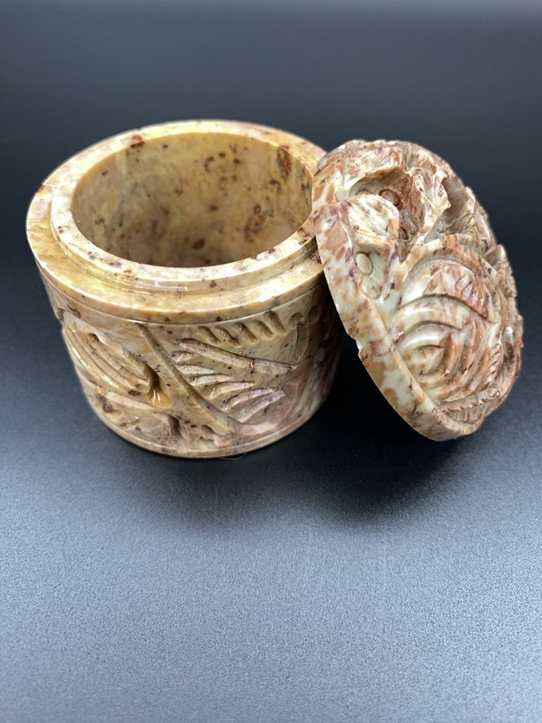 Шкатулка с резным растительным орнаментом