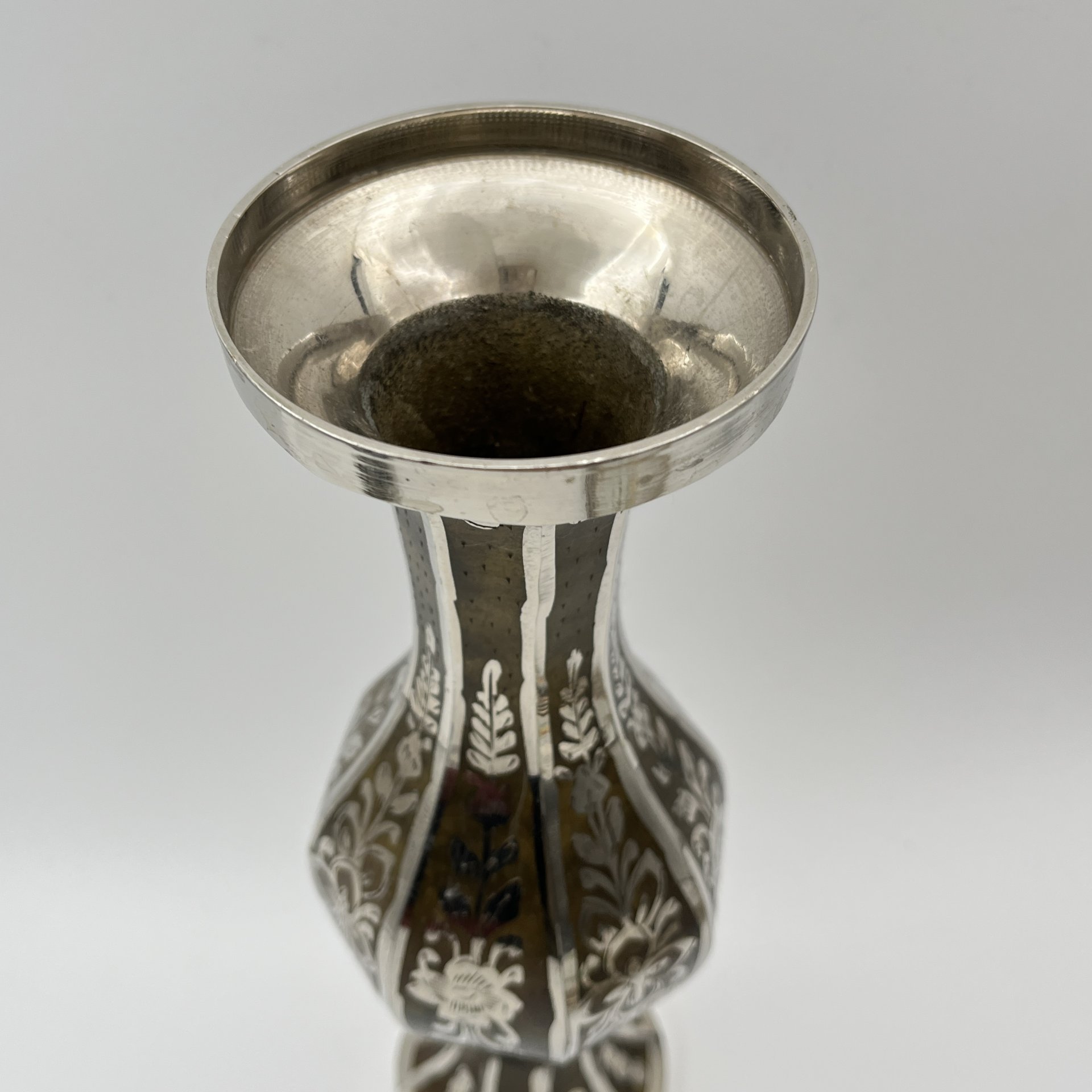 Ваза в восточном стиле серебристого оттенка с растительным декором, латунь, гравировка, Индия, 1970-1990 гг.