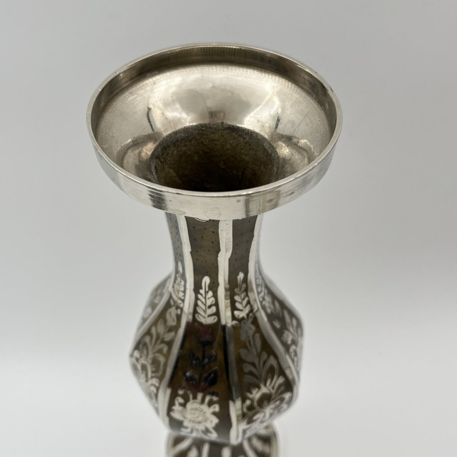 Ваза в восточном стиле серебристого оттенка с растительным декором