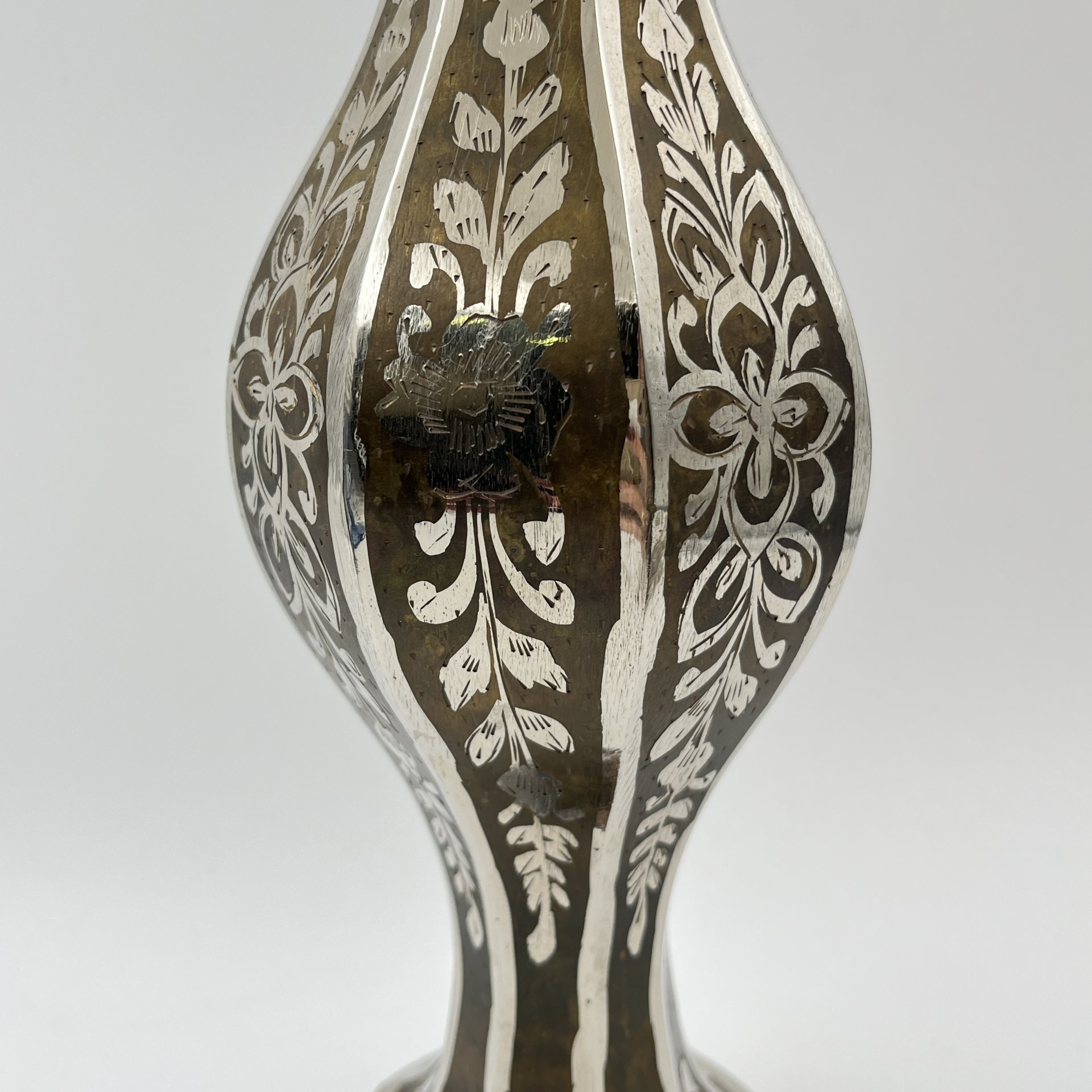 Ваза в восточном стиле серебристого оттенка с растительным декором, латунь, гравировка, Индия, 1970-1990 гг.