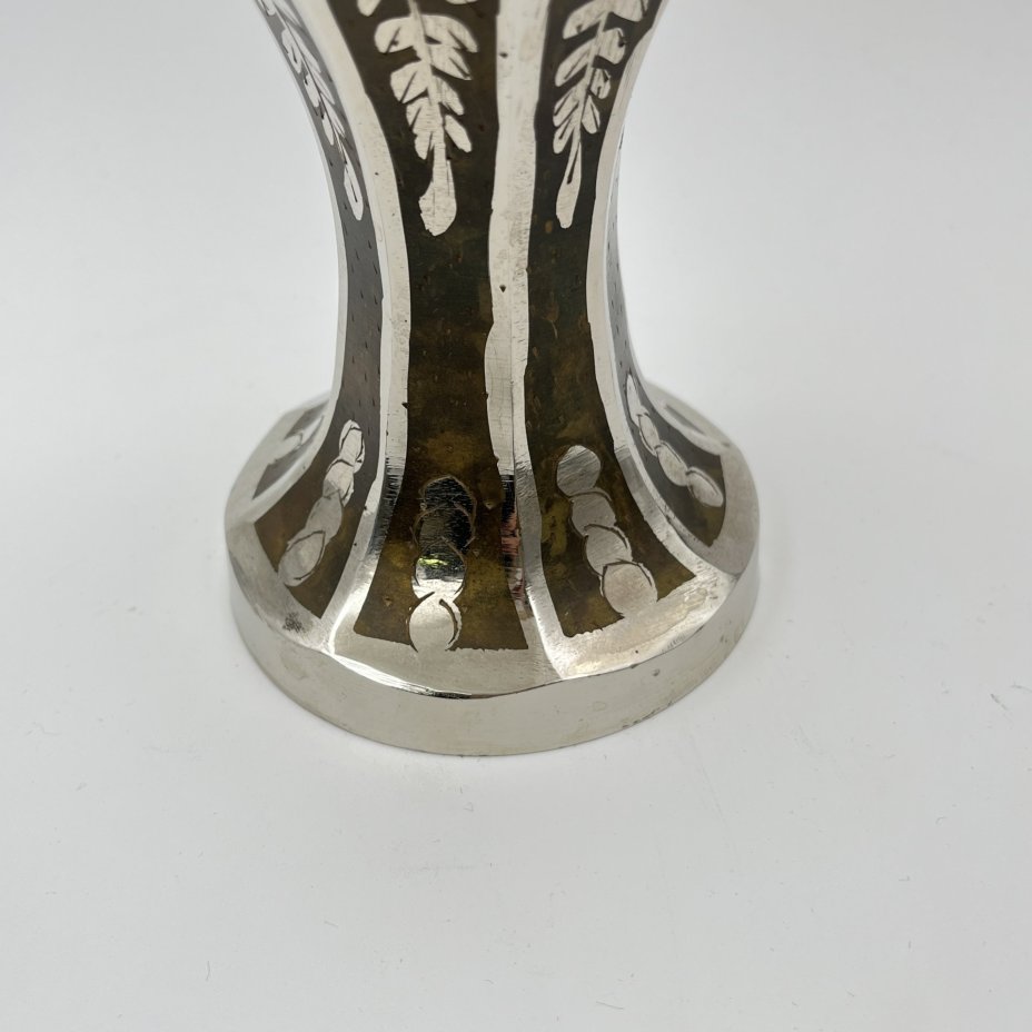 Ваза в восточном стиле серебристого оттенка с растительным декором