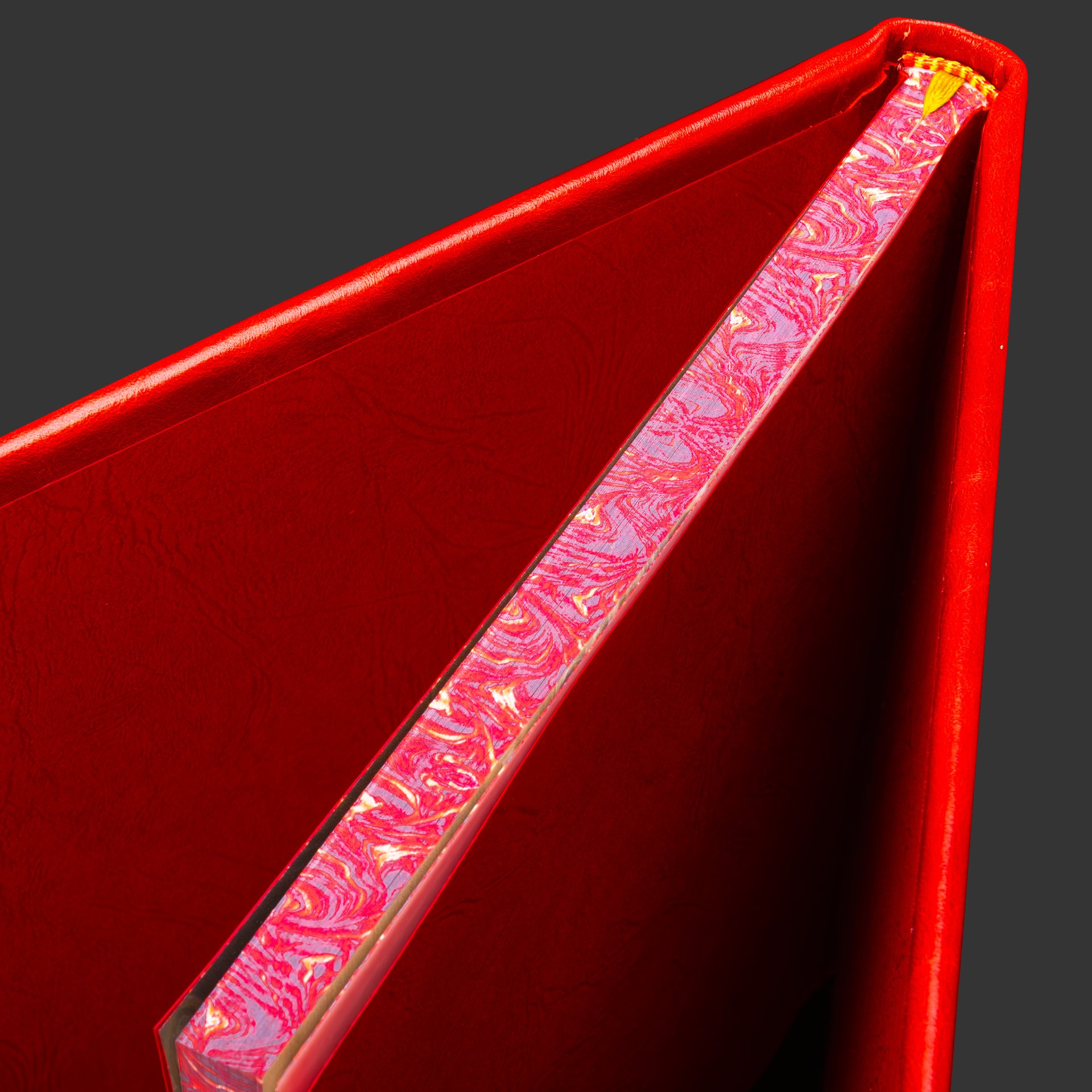 Книга в кожаном переплете "Великие русские врачи"