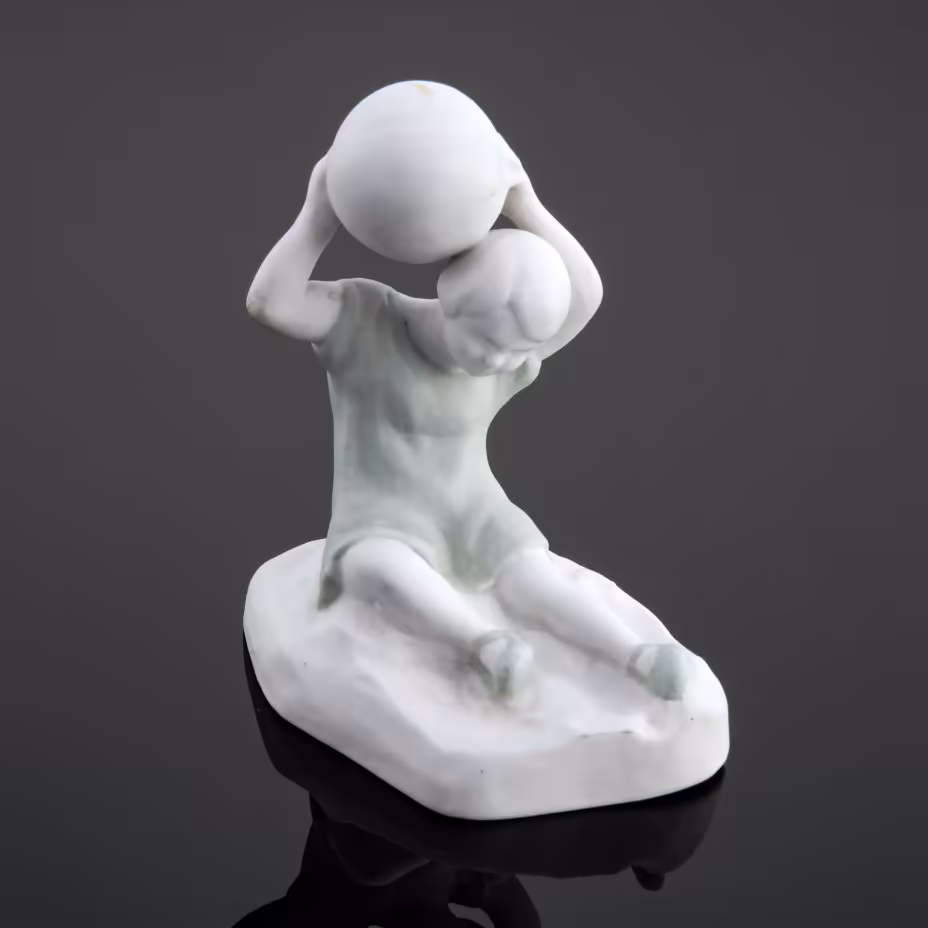 Статуэтка "Девочка с мячом", автор Е. Р. Трипольская, Дмитровский фарфоровый завод (ДФЗ Вербилки)