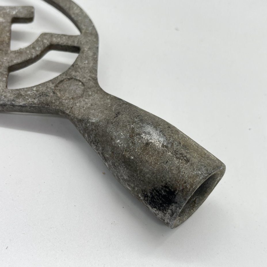 Напёршие на знамя "Серп и молот"