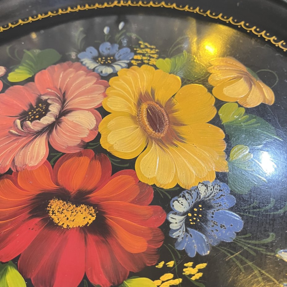 Поднос круглый с цветочным декором, жесть, роспись, Жостовская фабрика декоративной росписи, СССР, 1970-1991 гг.