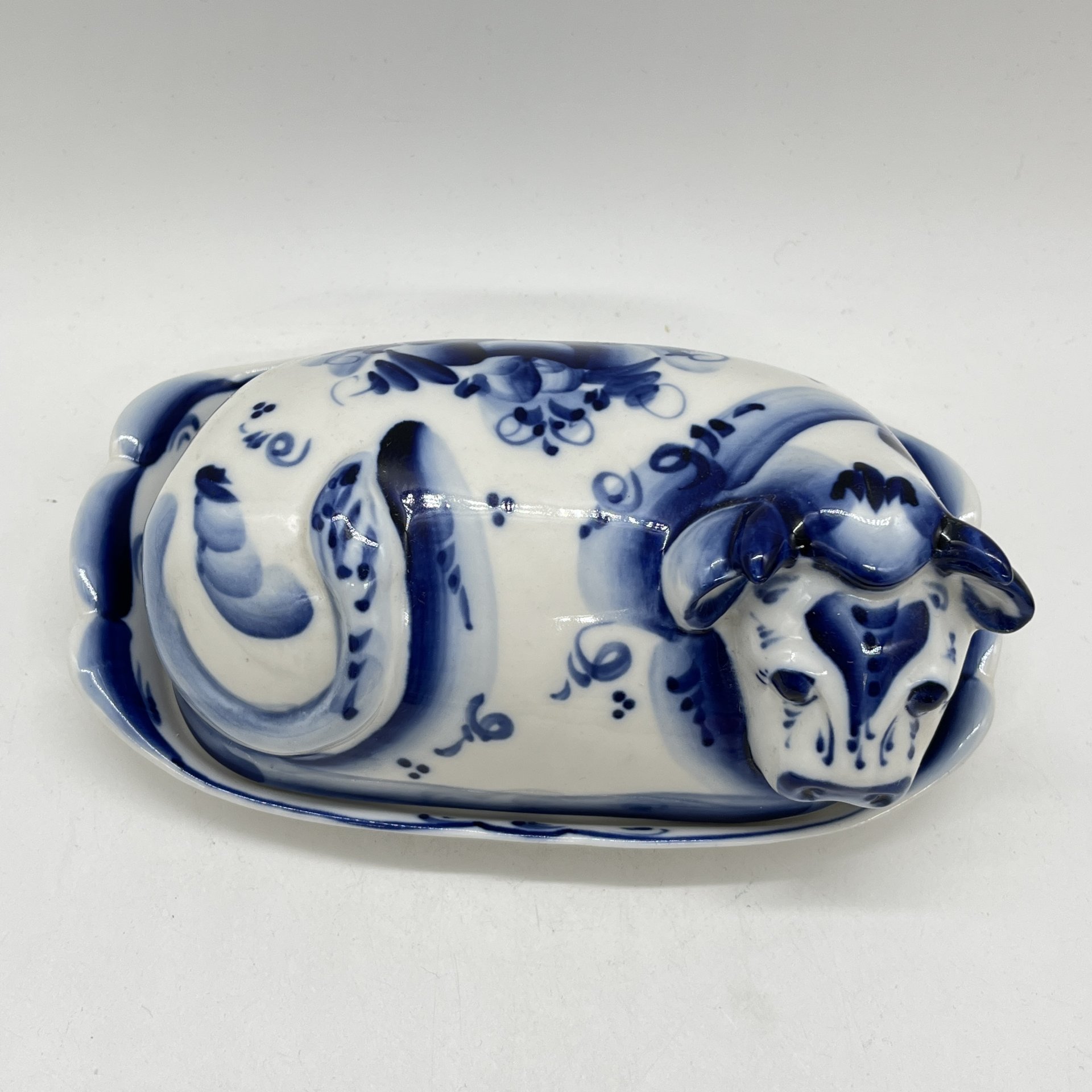 Маслёнка "Корова" с цветочным декором, Гжель, авт. Салина Н., фарфор, роспись, Россия, 2000-2010 гг.