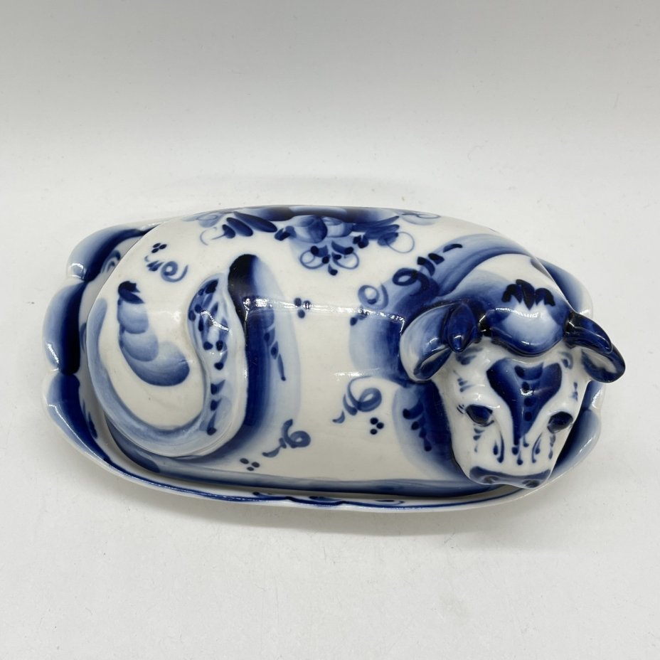 Маслёнка "Корова" с цветочным декором, Гжель, авт. Салина Н., фарфор, роспись, Россия, 2000-2010 гг.