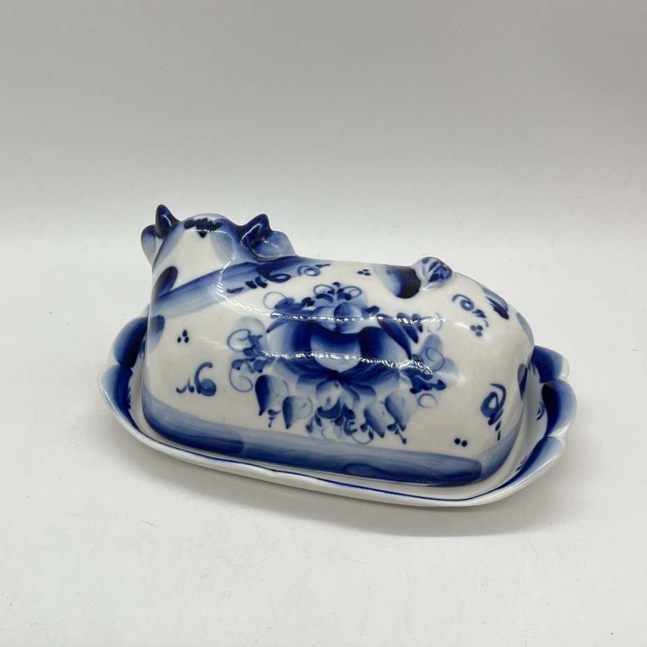 Маслёнка "Корова" с цветочным декором, Гжель, авт. Салина Н., фарфор, роспись, Россия, 2000-2010 гг.
