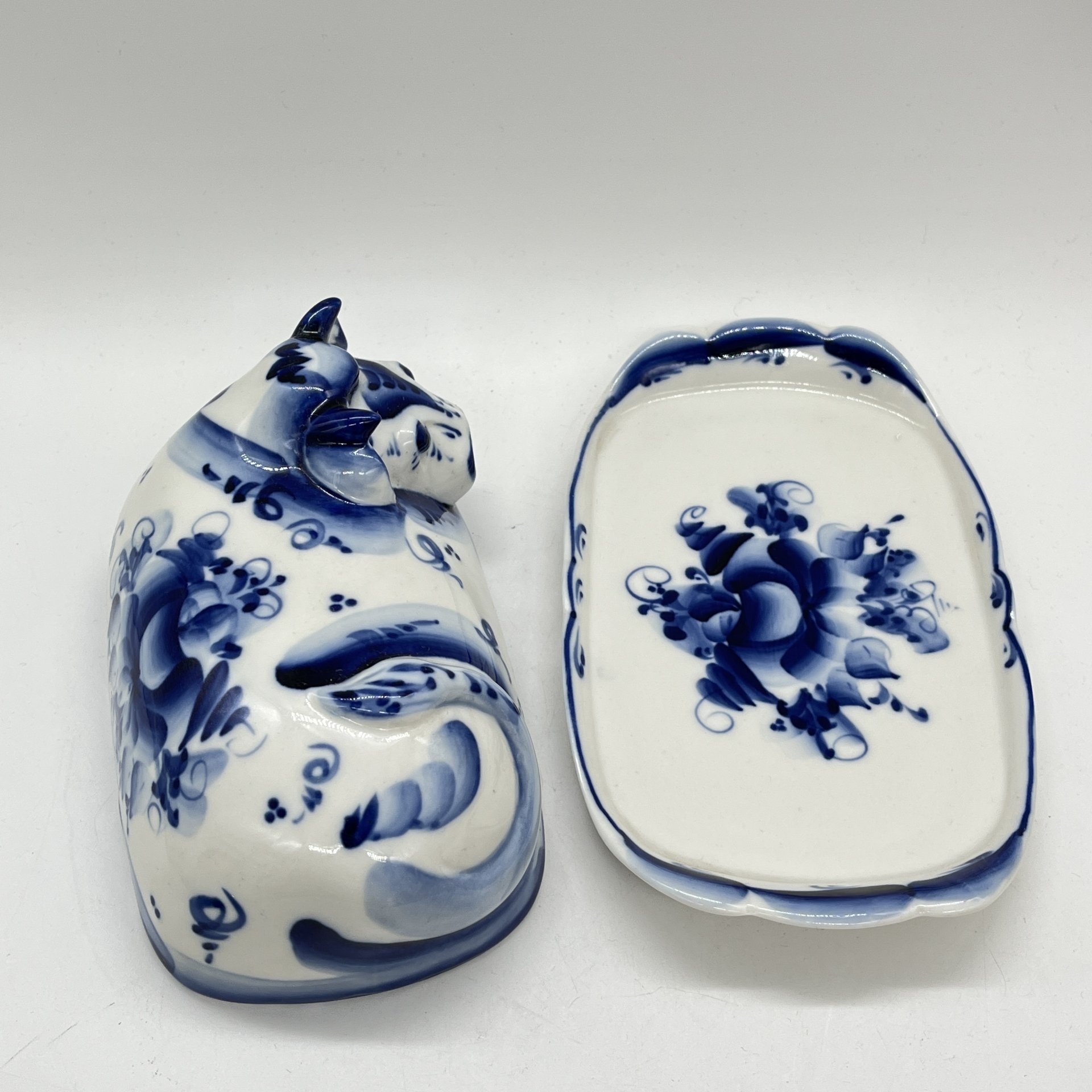 Маслёнка "Корова" с цветочным декором, Гжель, авт. Салина Н., фарфор, роспись, Россия, 2000-2010 гг.