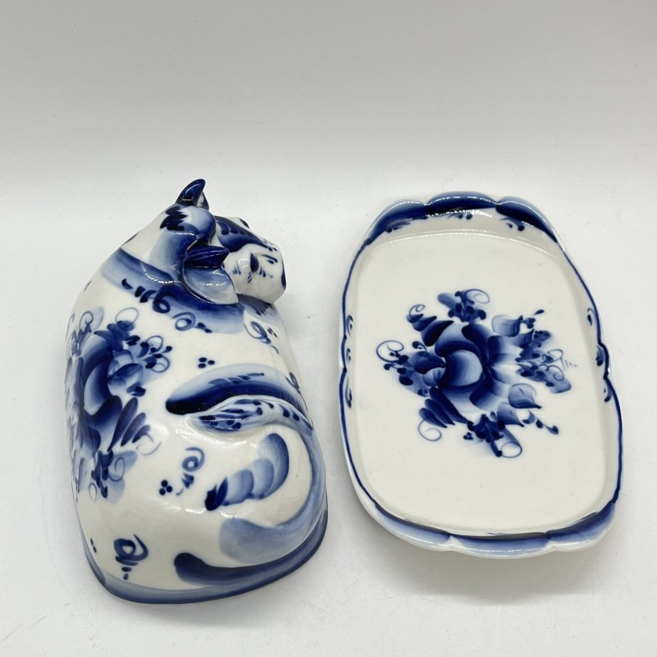 Маслёнка "Корова" с цветочным декором, Гжель, авт. Салина Н., фарфор, роспись, Россия, 2000-2010 гг.